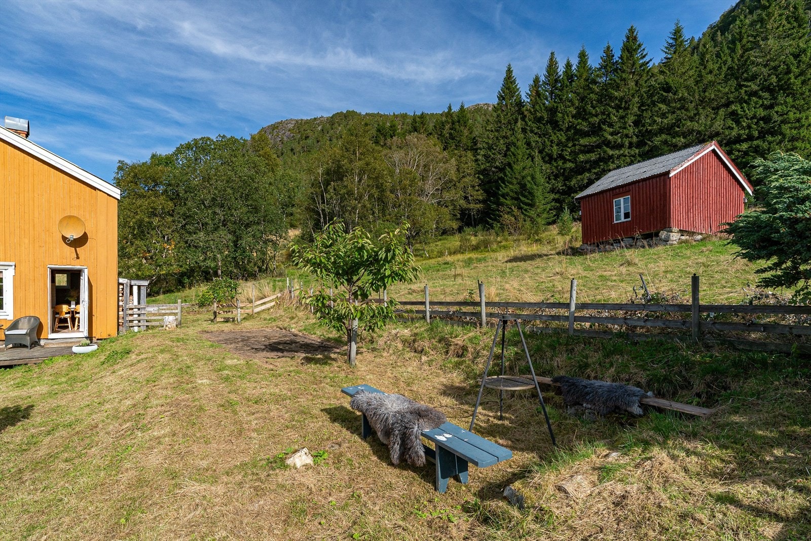 Eiendommen omkranses av natur, noe som gir en rolig ramme rundt fritidsboligen. Galleribilde