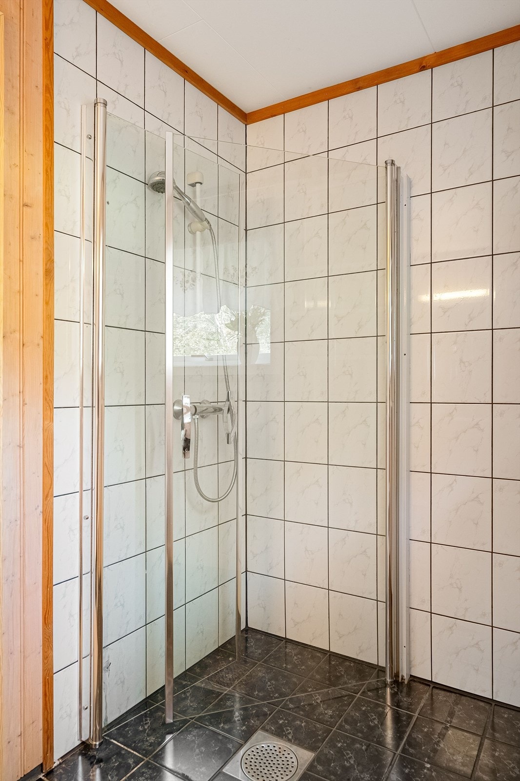 Badet er innredet med servant, toalett og dusj. Galleribilde