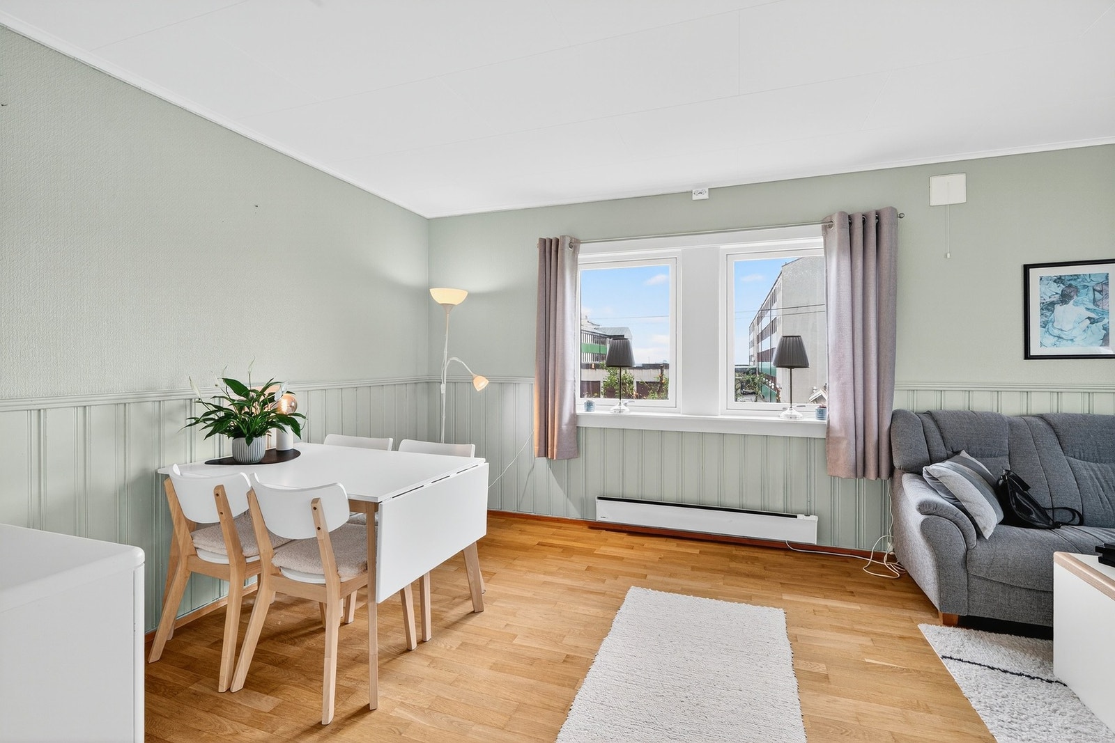 Her er det en romslig stue som enkelt kan møbleres i flere soner. Galleribilde