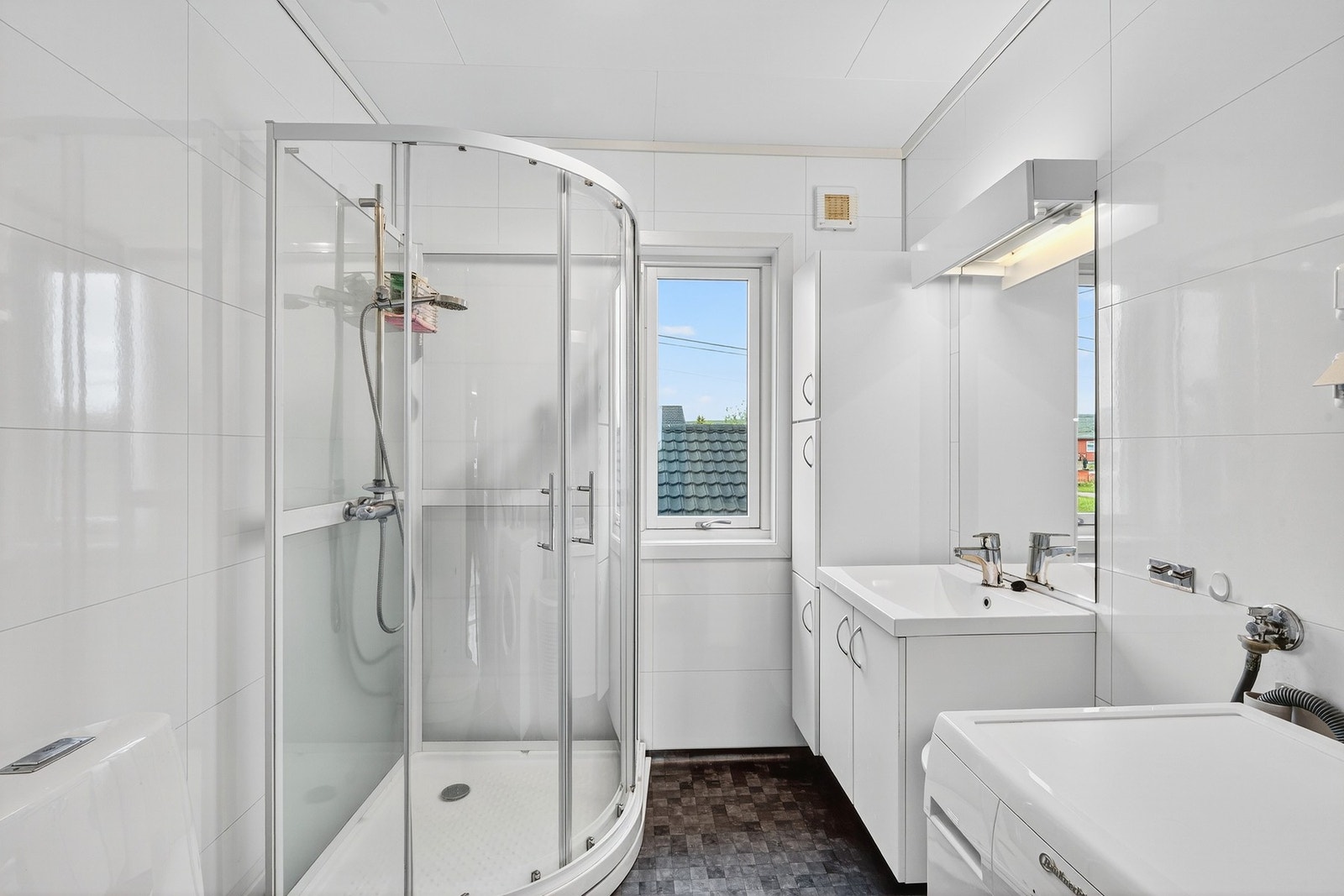 Badet fremstår som moderne og har lyse farger. Galleribilde