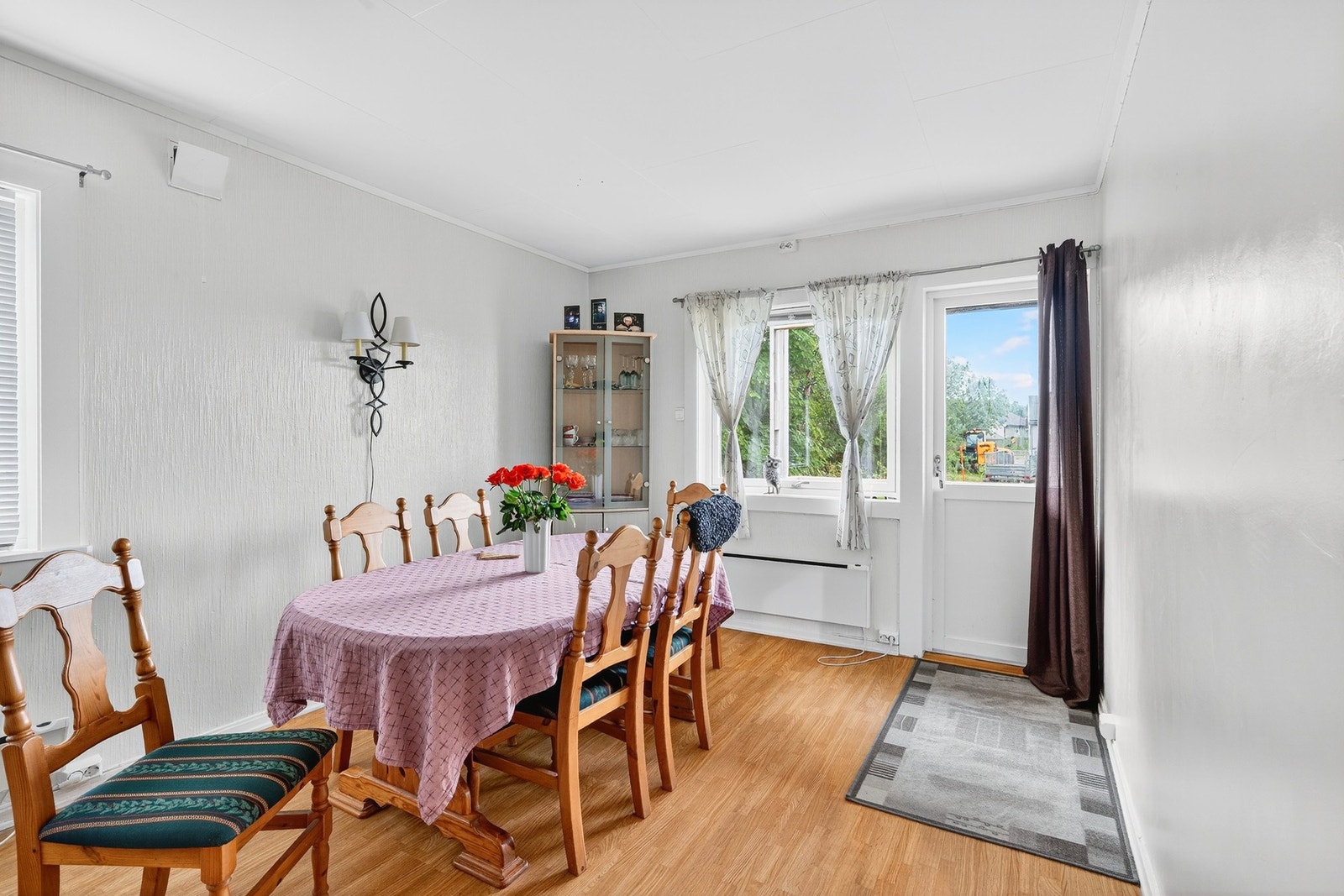 Fra spisestuen er det utgang til en vestvendt balkong. Galleribilde