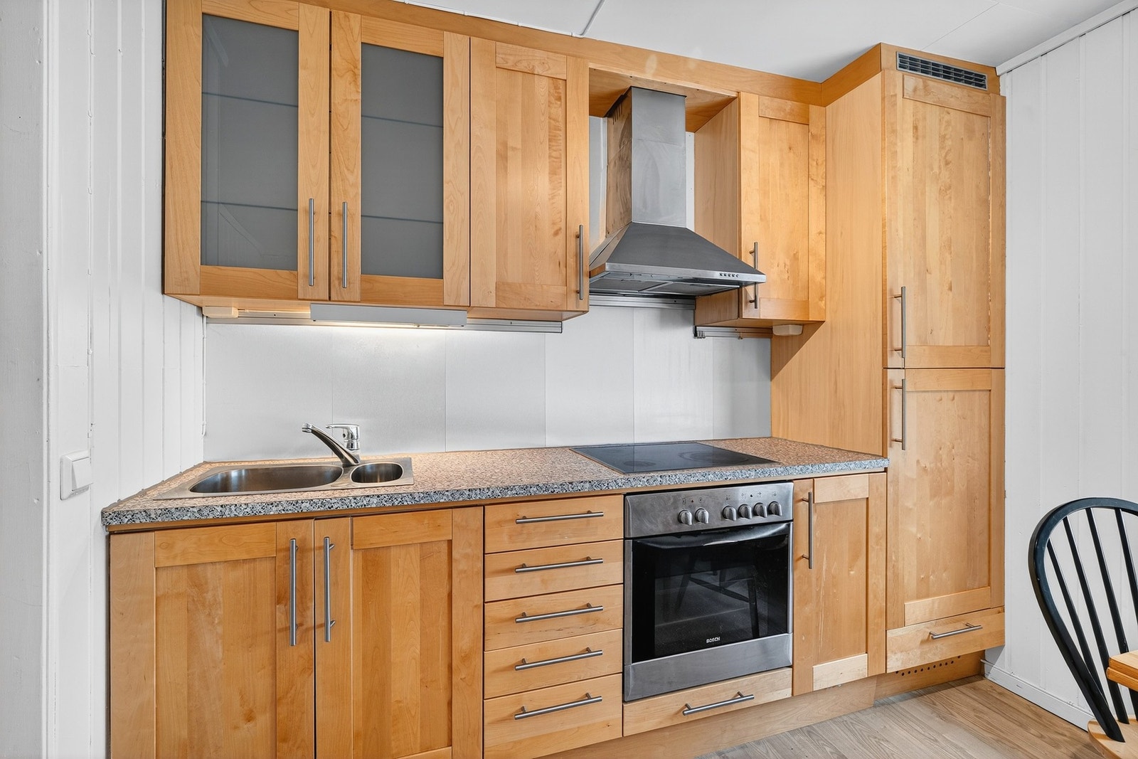 Praktisk kjøkken med integrerte hvitevarer. Galleribilde