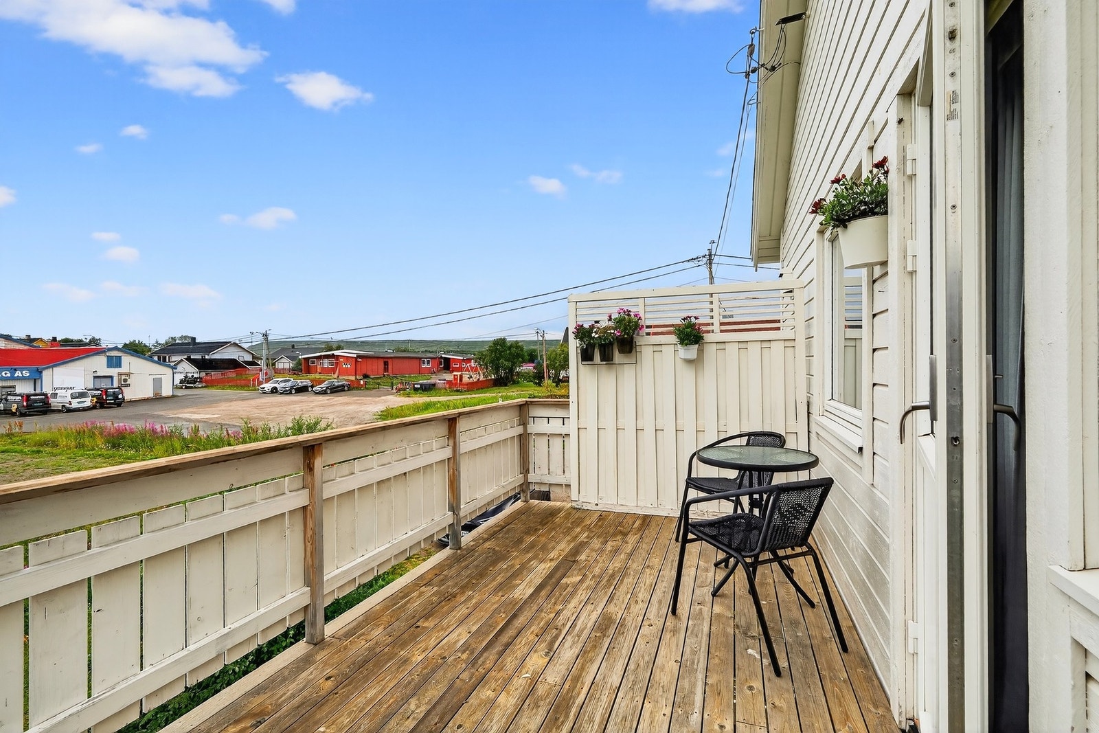 Fra stuen er det utgang til en skjermet, vestvendt balkong. Galleribilde