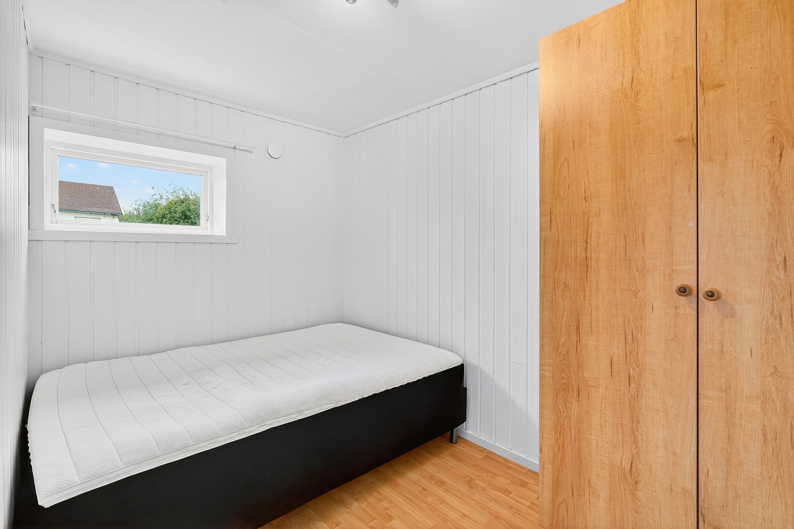 Nærliggende stuen er det et soverom av fin størrelse. Galleribilde