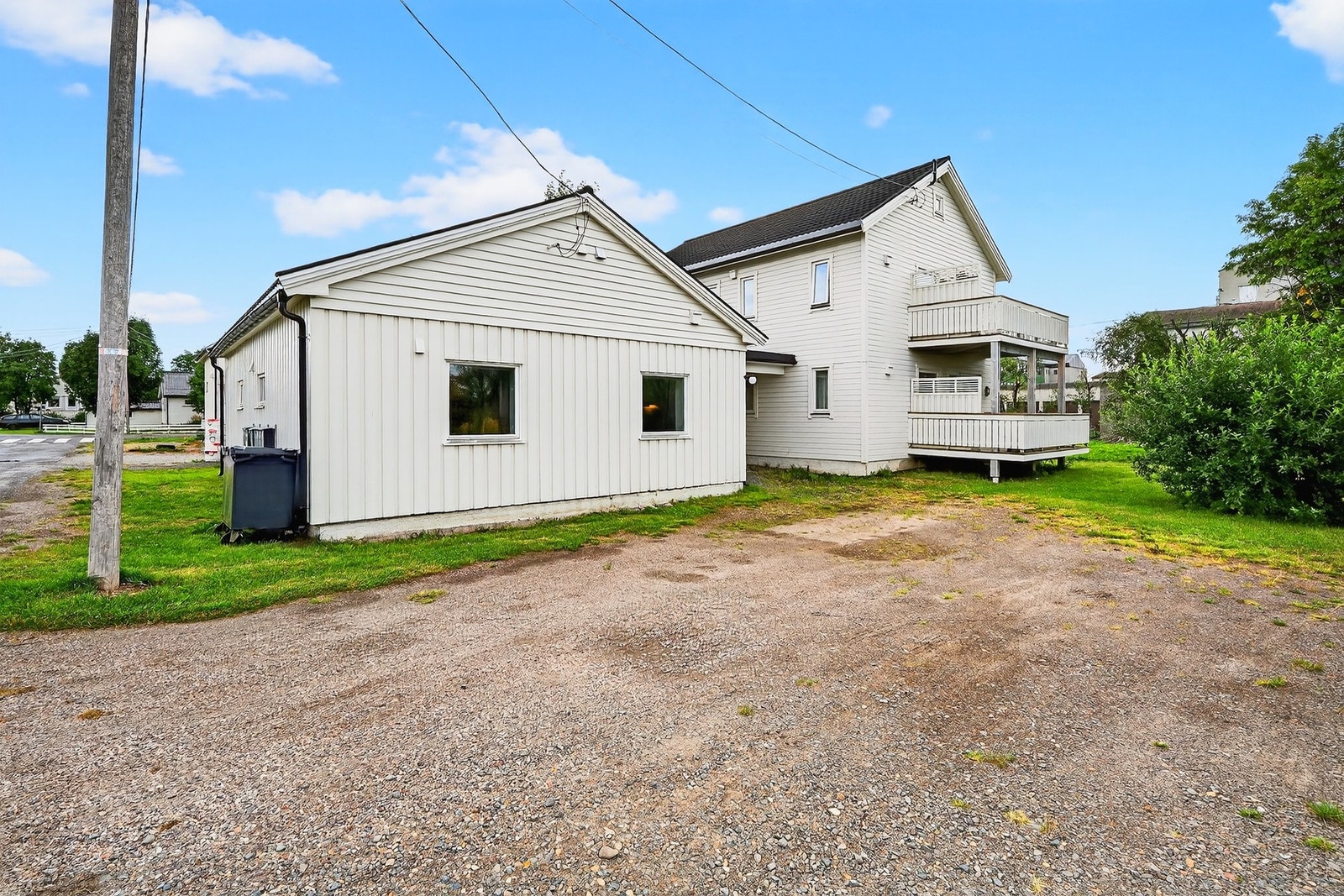 Utenfor er det en stor parkeringsplass. Galleribilde