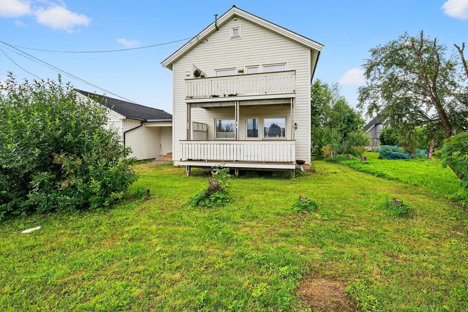 Boligen har totalt 4 leiligheter. Èn i andre etasje og tre i første etasje. Galleribilde