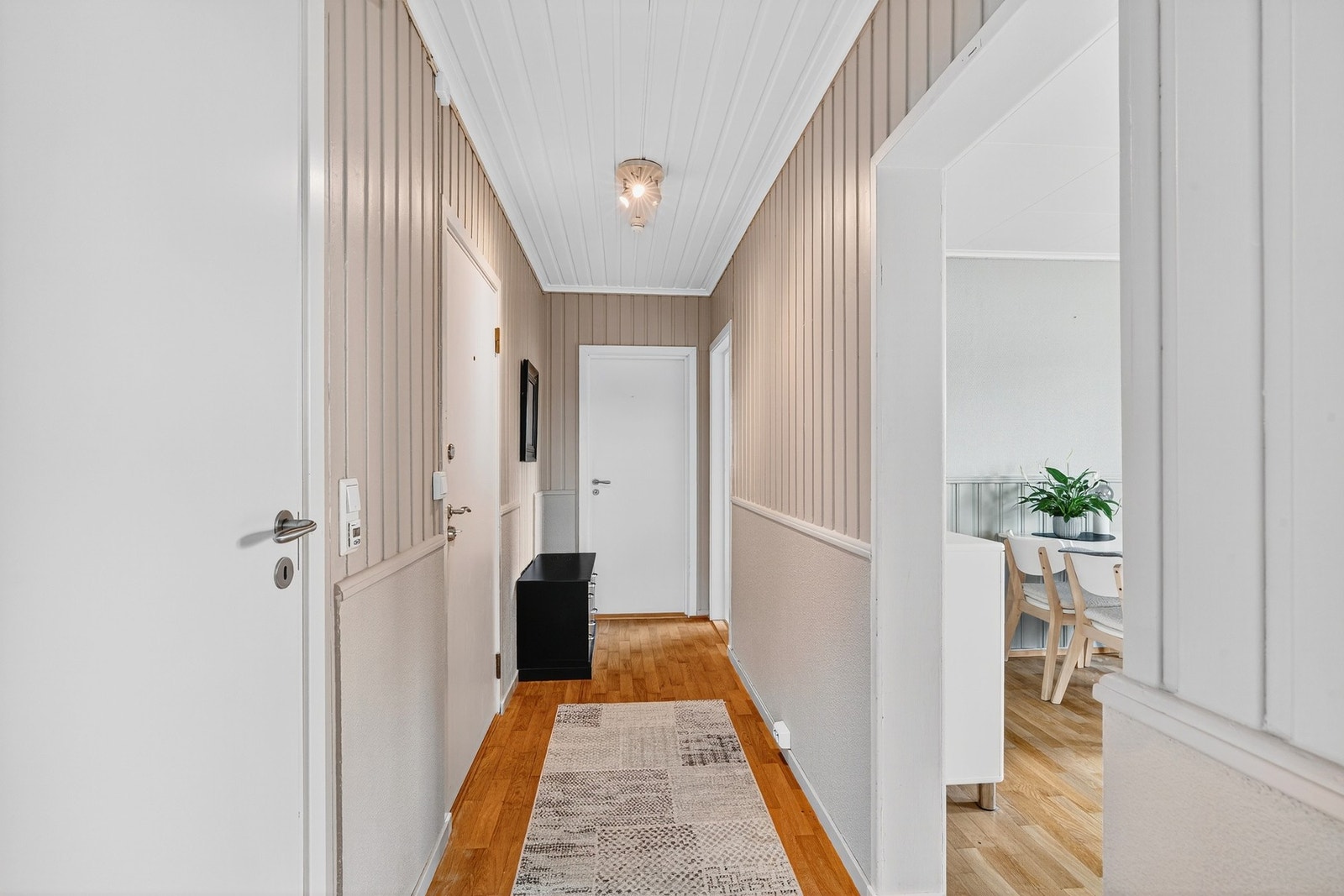 Gangen sammenkobler 2 soverom, stue, kjøkken, entré og badet. Galleribilde