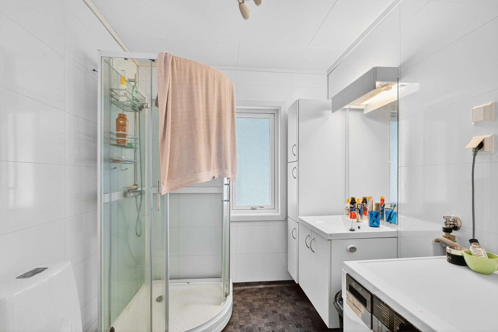 Badet har en fin størrelse og har opplegg for vaskemaskin. Galleribilde