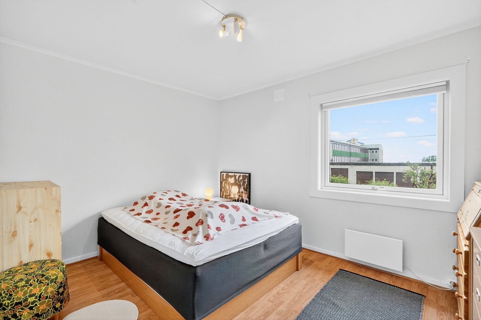 Hovedsoverommet har en fin størrelse med plass til dobbeltseng og tilhørende møblement. Galleribilde