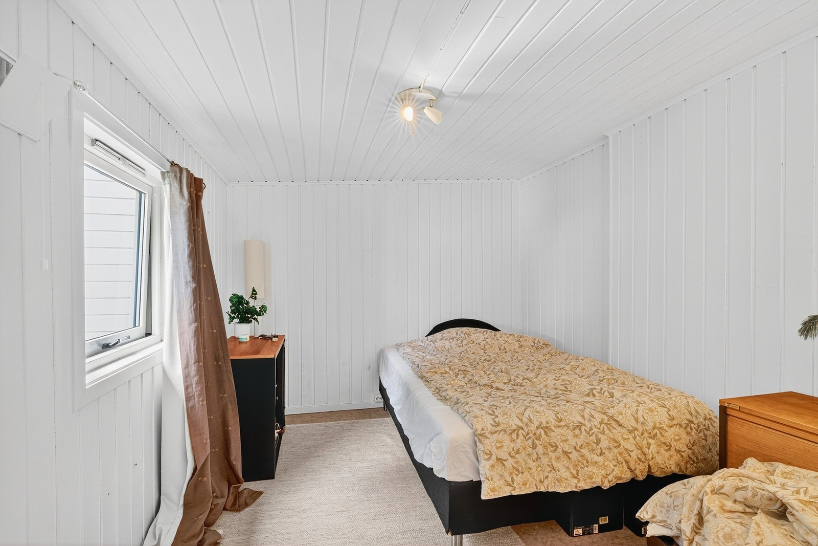 Romslig soverom i leiligheten mot nordøst. Galleribilde