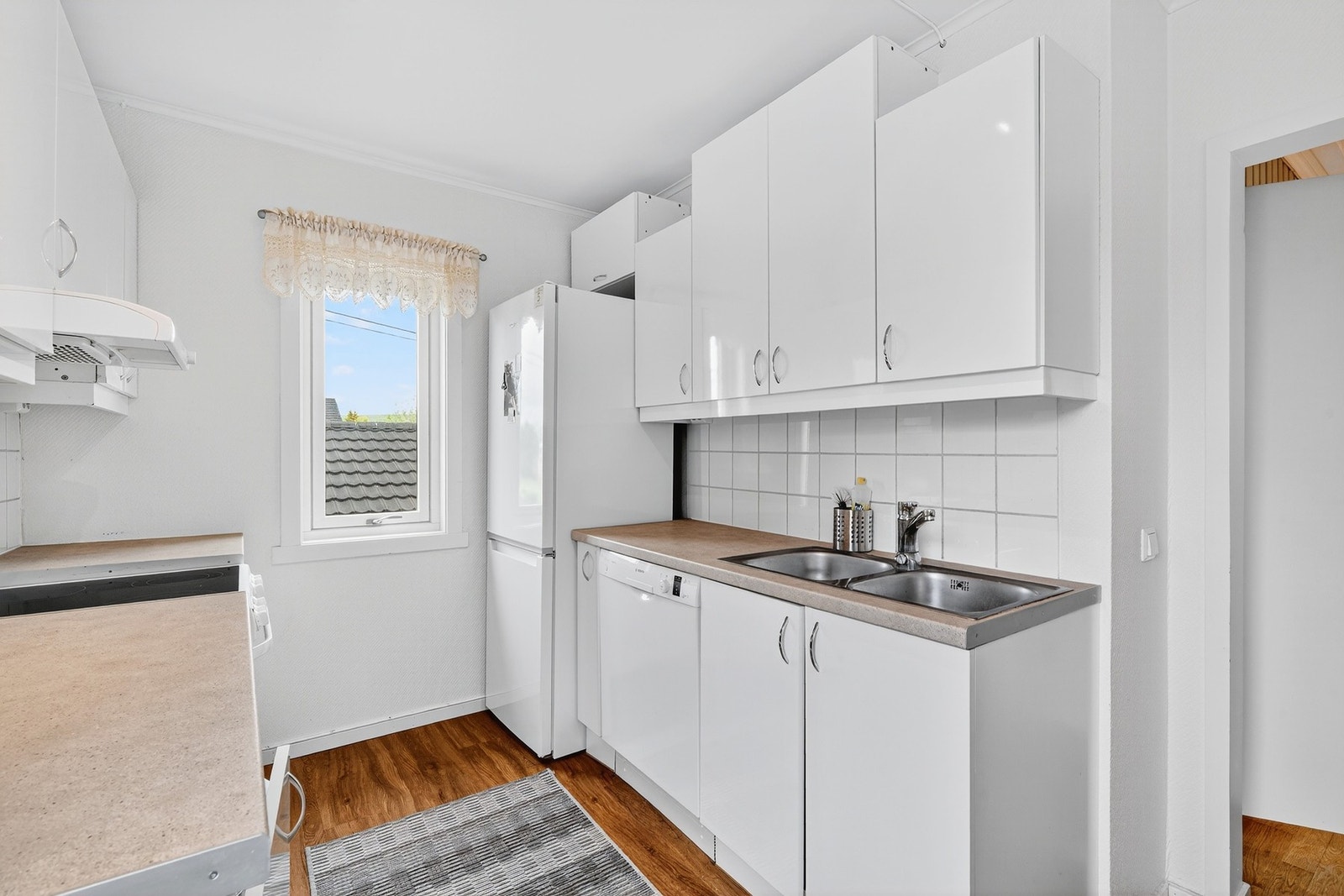 Her er det godt med skap- og benkeplass. Galleribilde