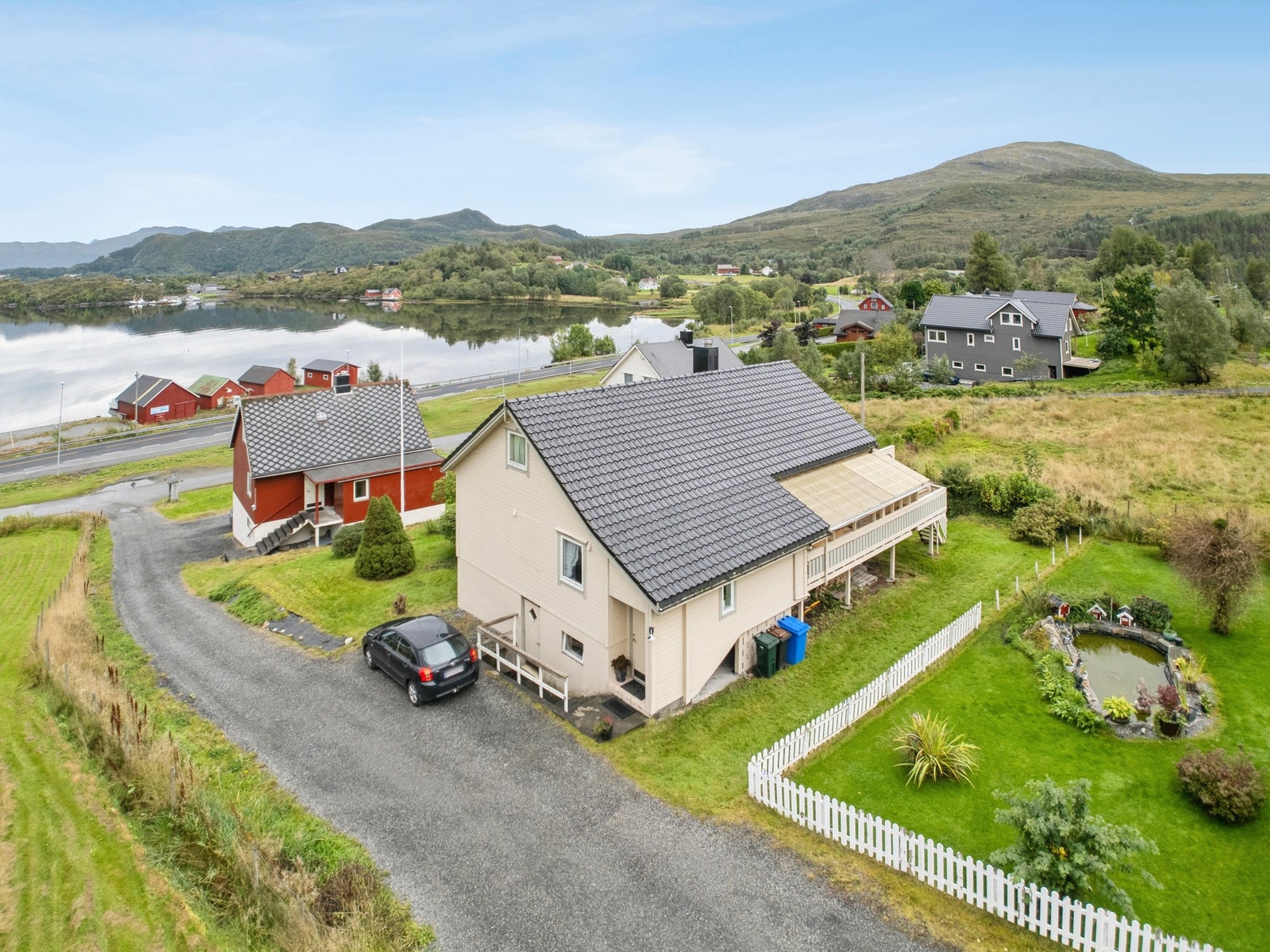 EiendomsMegler 1 v/Gabrielle Moen Remøy har gleden av å presentere Tjørvågane 50! (Foto EFKT v/ Svein Olav Humberset). Galleribilde