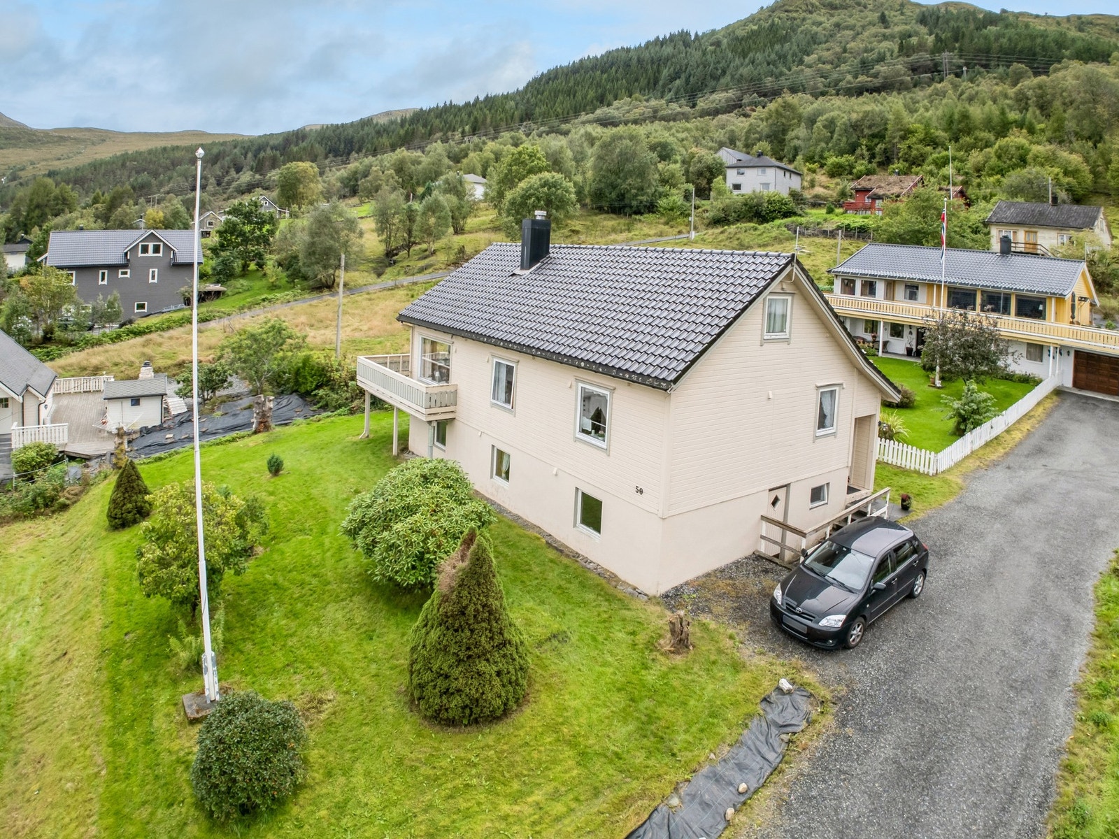 Her har du en gylden mulighet til å skape et moderne hjem med personlig preg i naturskjønne omgivelser, nær sjø og turmuligheter!
Her er det kun parkeringsmuligheter ved siden av huset der bilen står. Galleribilde