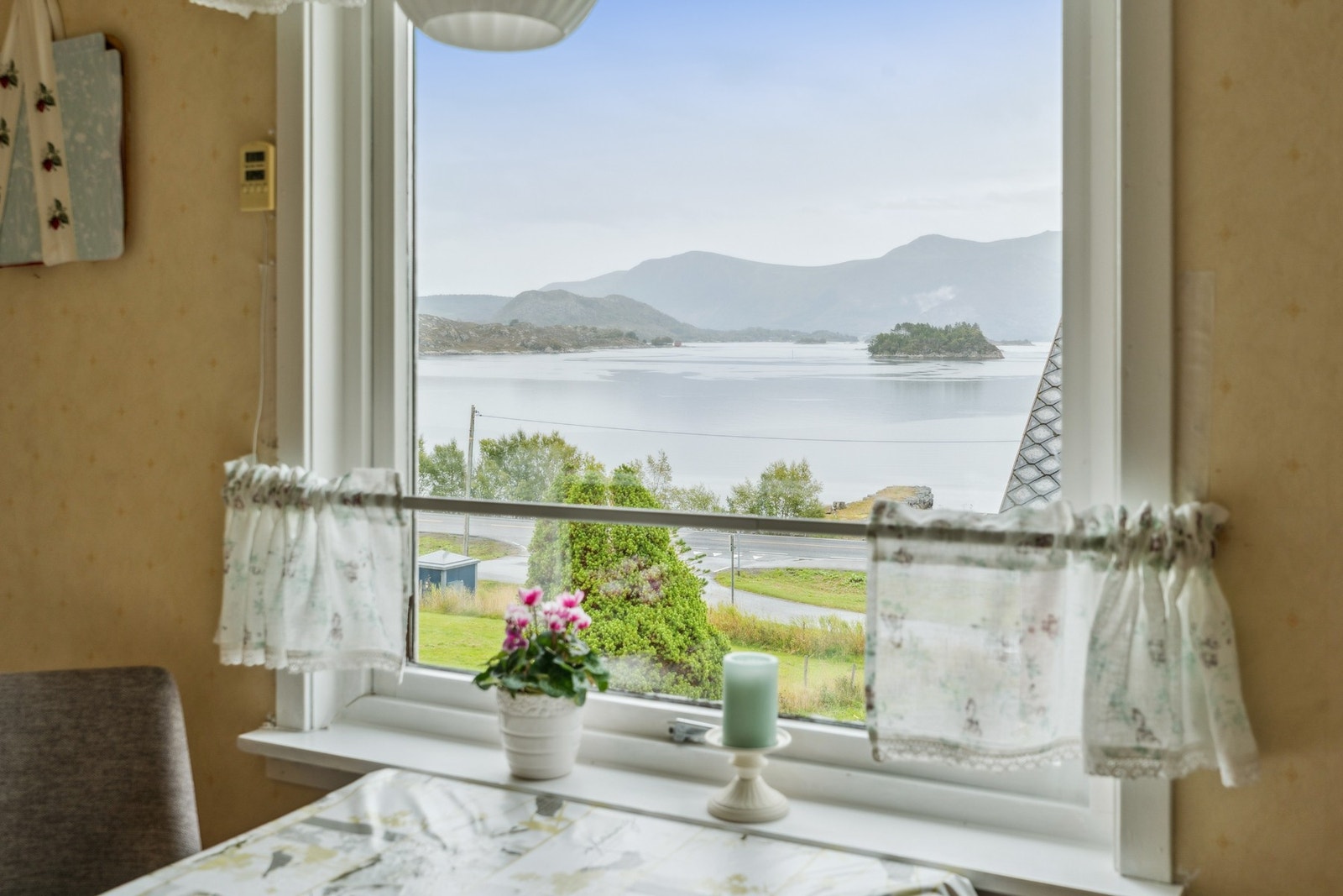 Vil du nyte denne utsikten? Flott utsikt til sjøen. Galleribilde