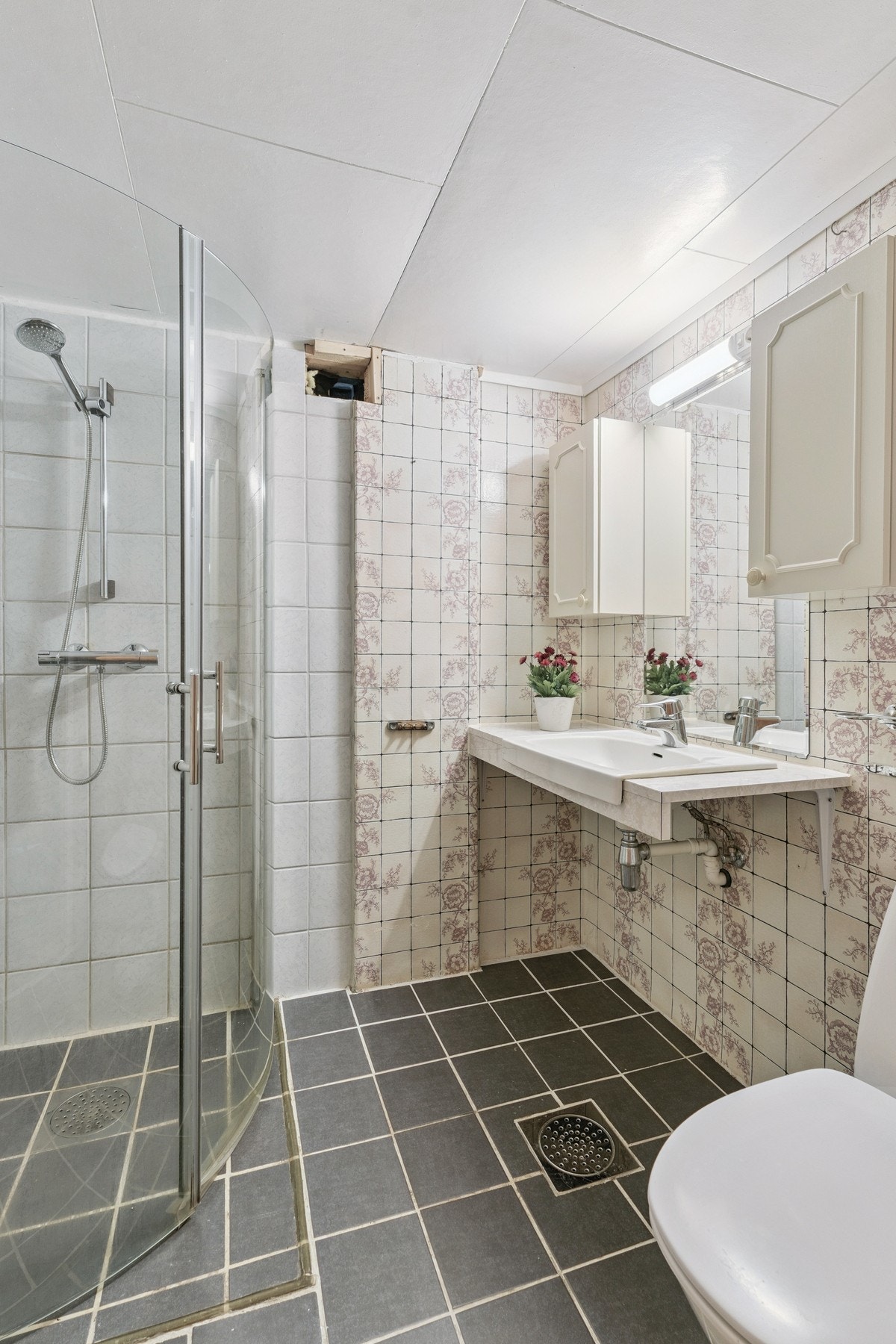 Bad i kjeller. Varmekabler i gulv. Galleribilde