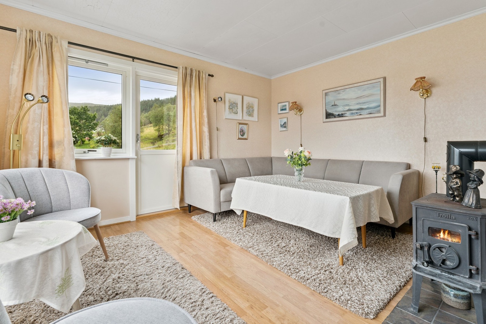 Vedovn i stue som sikrer både varme og hygge! Galleribilde