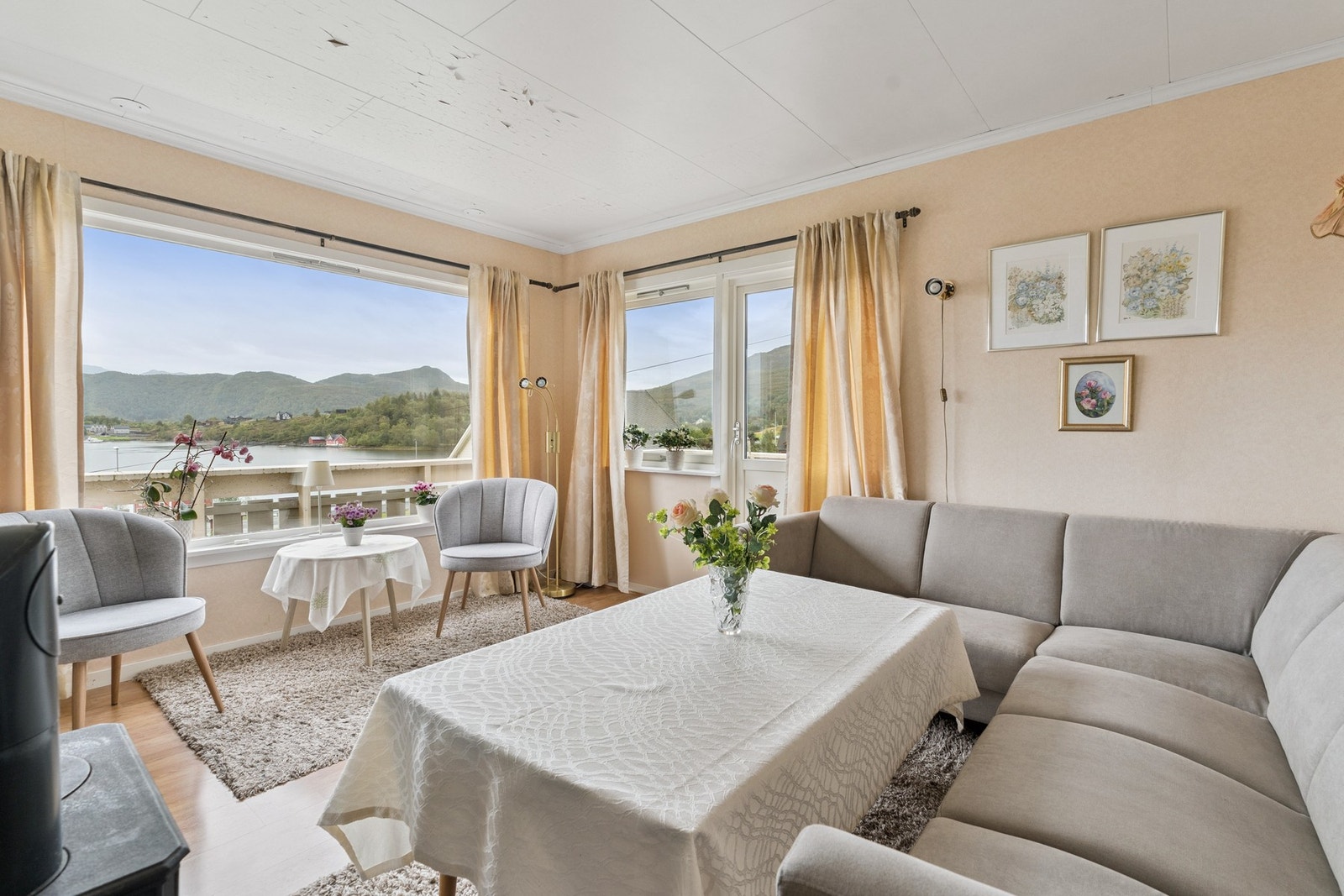 Romslig stue med god plass til en stor sofagruppe! Galleribilde