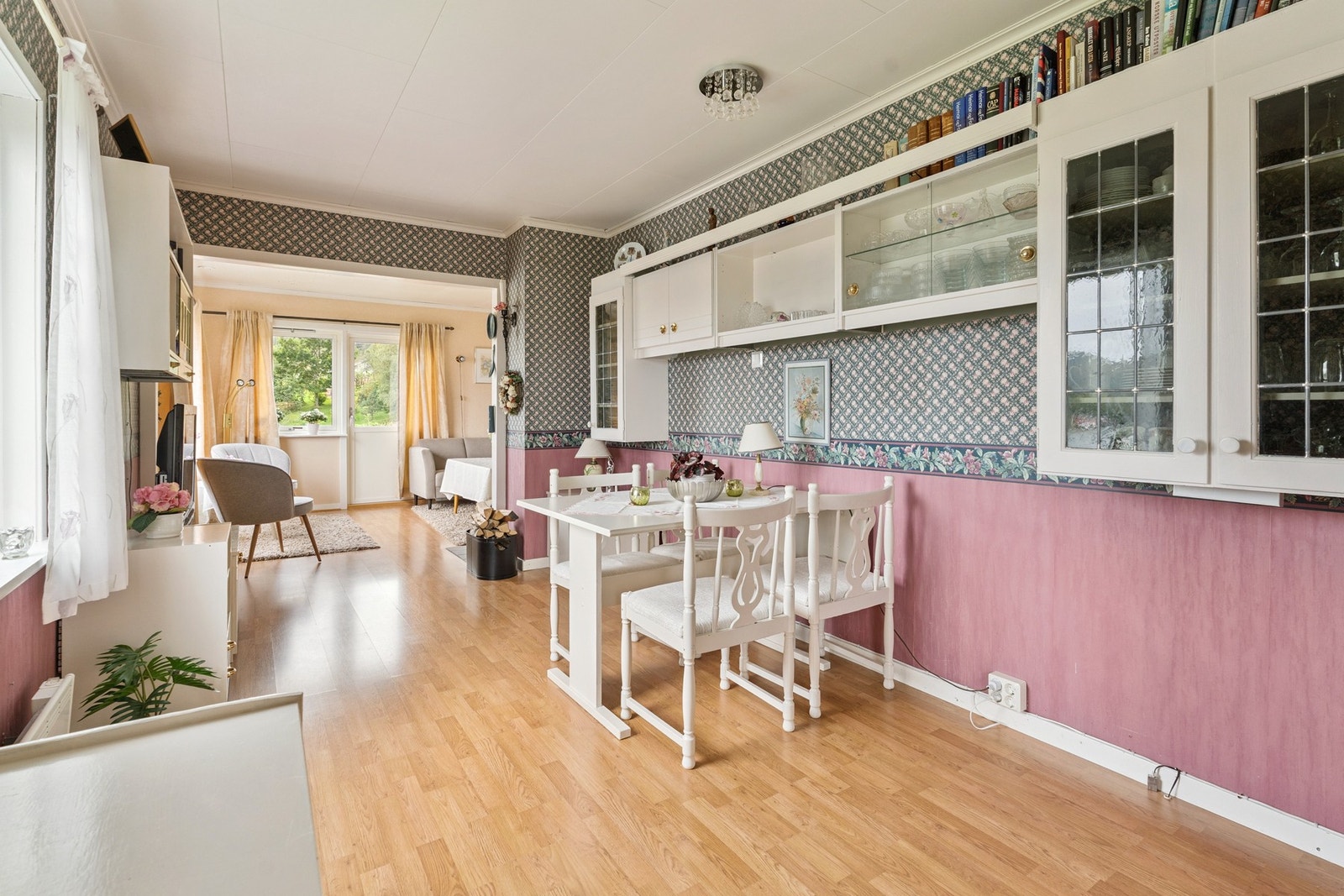 Spisestue med god plass til spisegruppe. Galleribilde