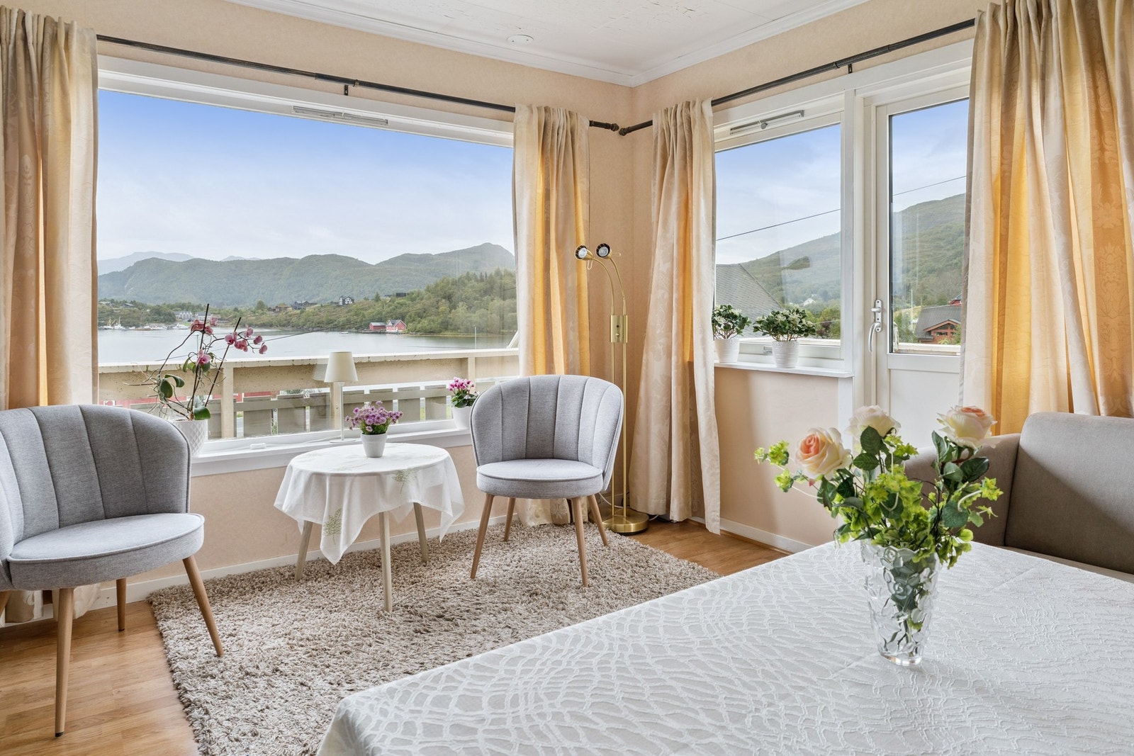 Store vindusflater - sjekk den utsikten til sjøen! Galleribilde