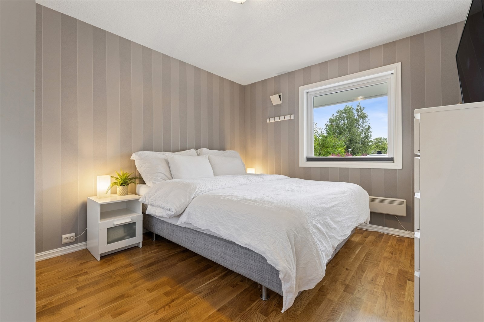 Hovedsoverommet er av god størrelse og er utstyrt med skyvedørsgarderobe. I tillegg er det god plass til dobbeltseng og tilhørende møblement. Galleribilde