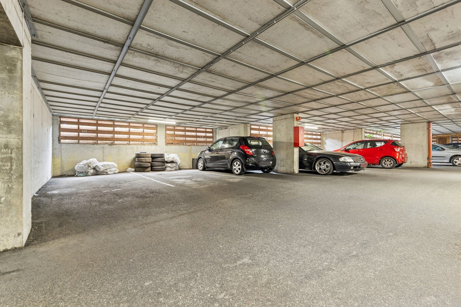Leiligheten disponerer en fast parkeringsplass i garasjeanlegget. Galleribilde