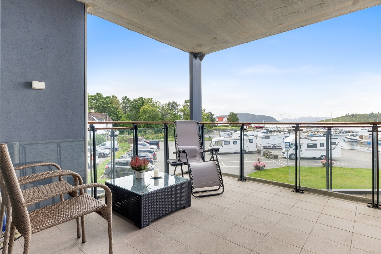 Her kan man nyte solen og følge med på liv og røre i Vågen Galleribilde