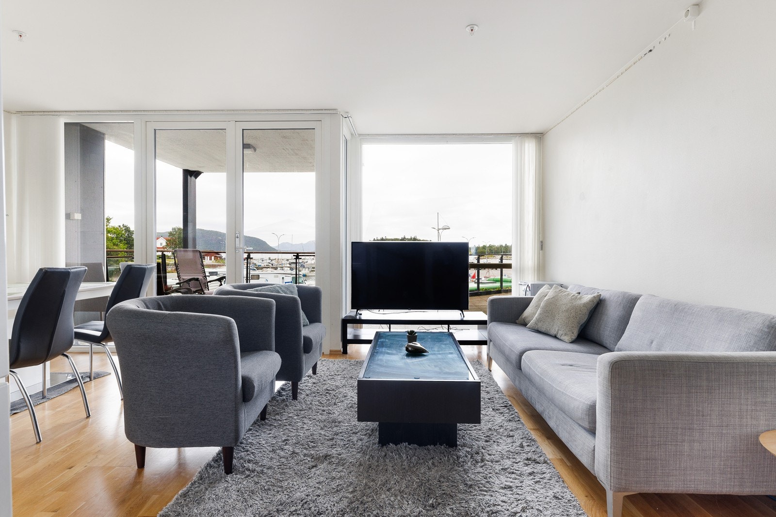 Romslig stue/kjøkken løsning med et oppholdsrom som fint kan deles inn i flere møbleringssoner. Galleribilde