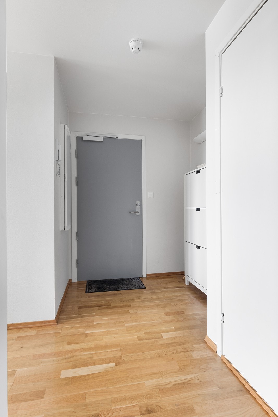 Her har man god plass til å henge fra seg skor og ytterklær. Galleribilde