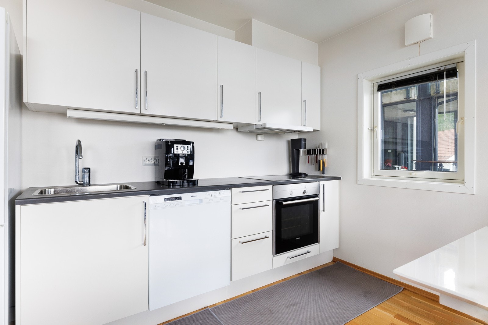 Kjøkkenet har godt med skap- og oppbevaringsplass. Galleribilde