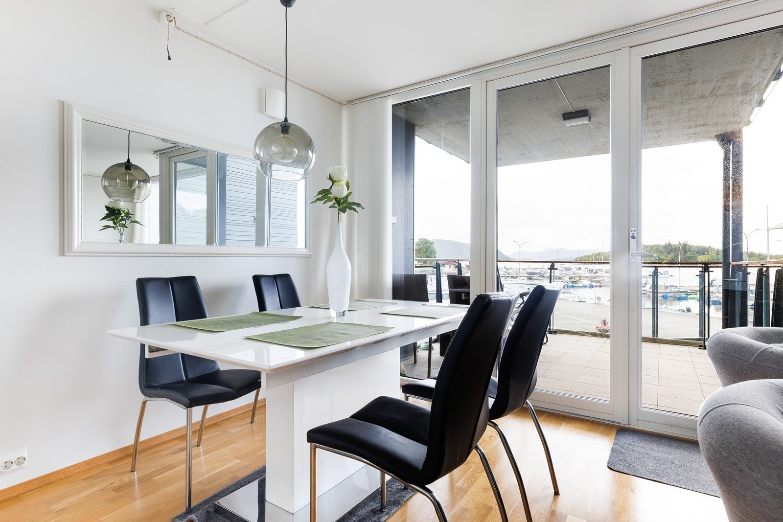 Romslig spisebord med plass til hele familien - perfekt for hyggelige måltider og sosiale sammenkomster! Galleribilde