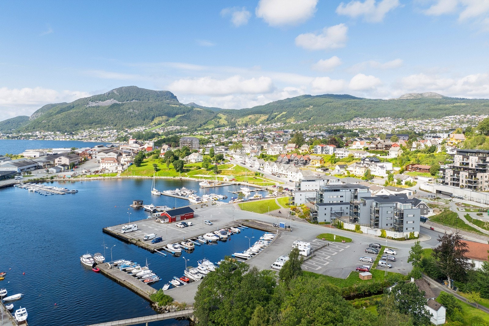 Jørpeland Brygge ligger helt i sjøkanten i Jørpelandsvågen som er den nedre delen av Jørpeland sentrum. Her har man både kafè/restaurant, jernvarehandel, frisør og kiropraktor/fysioterapaut like utenfor døra, samt kort gange bort til Rema1000. Galleribilde