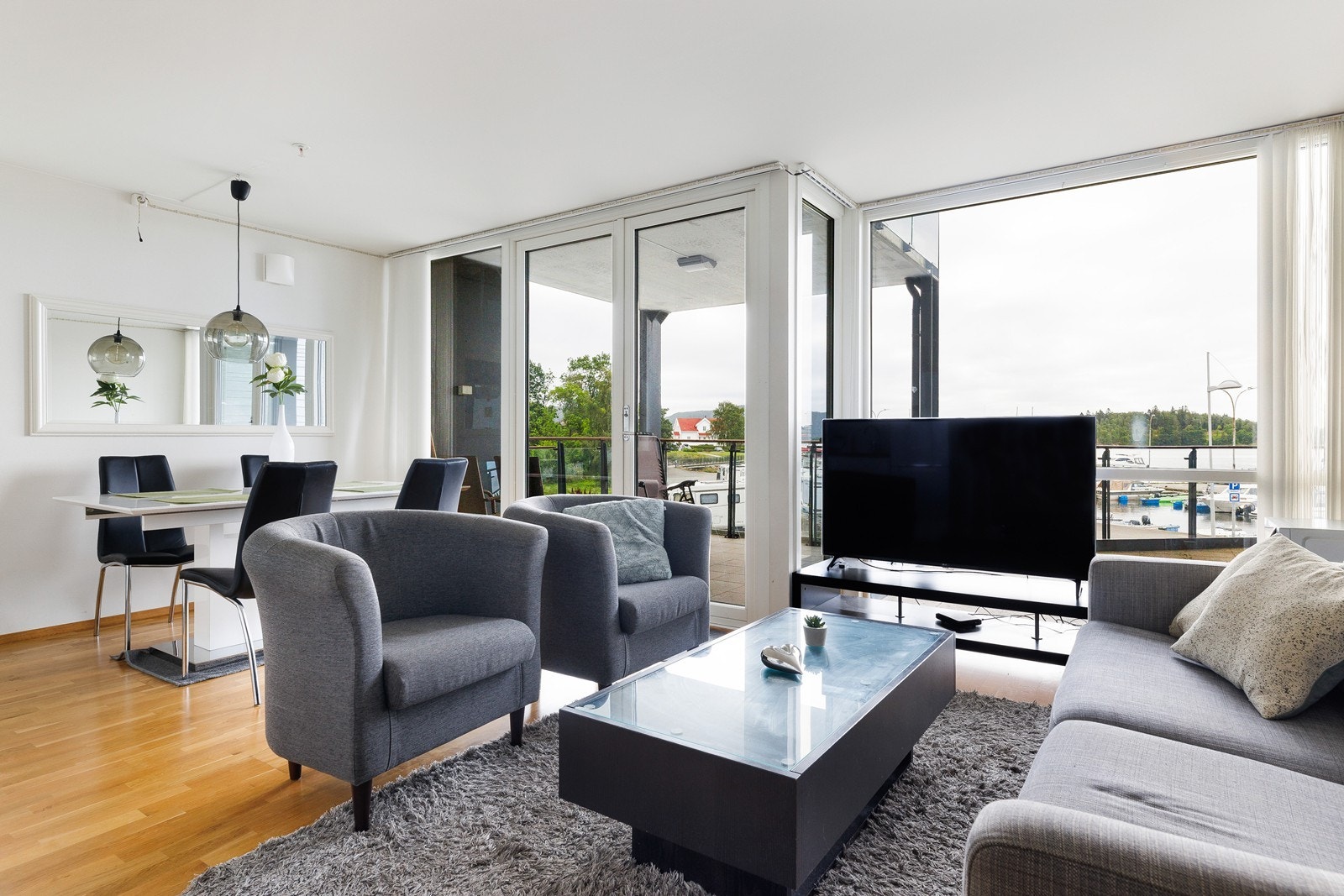 Stuen har flere vindusflater som slipper inn naturlig lys og skaper en god atmosfære i rommet med en fantastisk utsikt. Galleribilde