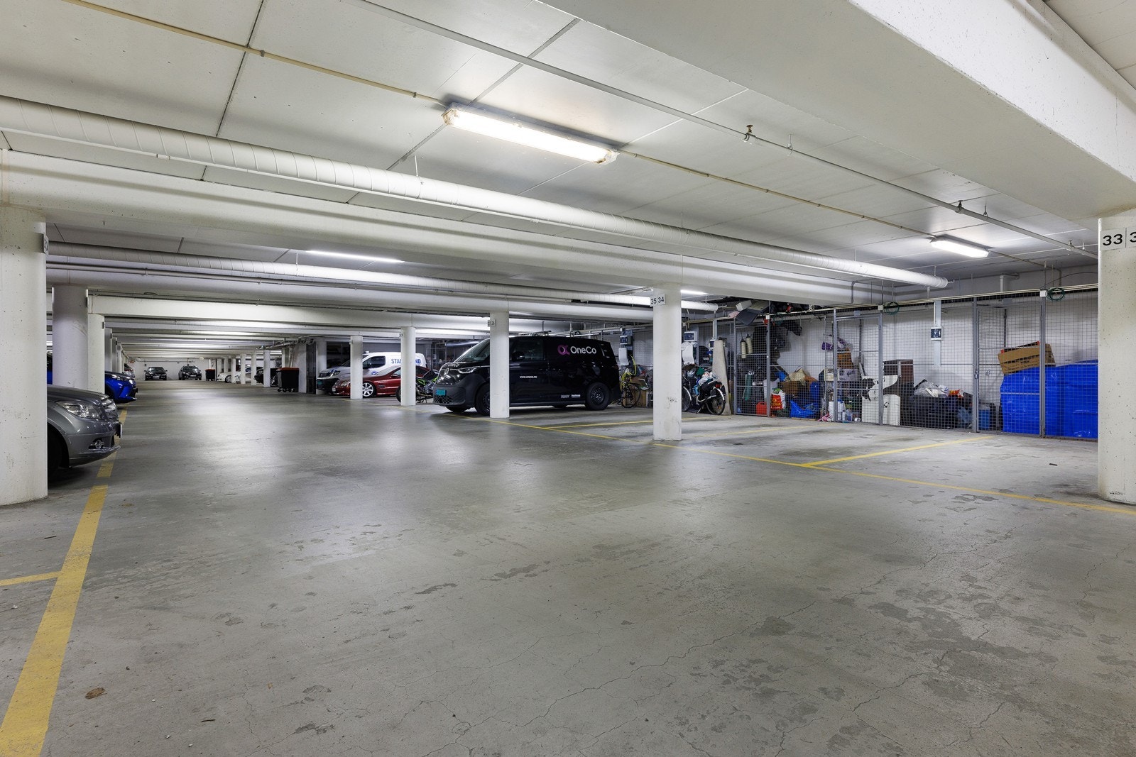 Parkering i felles garasjeanlegg. Leiligheten har fast parkeringsplass nr. 34 og sportsbod i kjeller på 3 kvm. Galleribilde