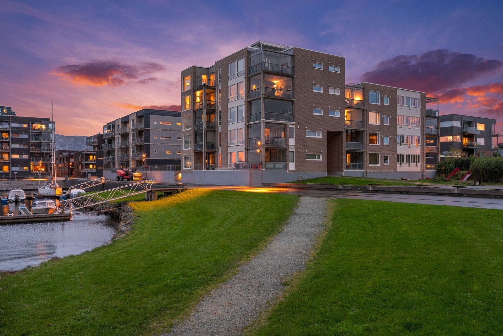 Jåttåvågen byr på flott sjøutsikt, moderne havnepromenade og fine turmuligheter langs Gandsfjorden, med lett tilgang til stier, grønne områder og populære turveier mot Hinna og Vaulen. Galleribilde