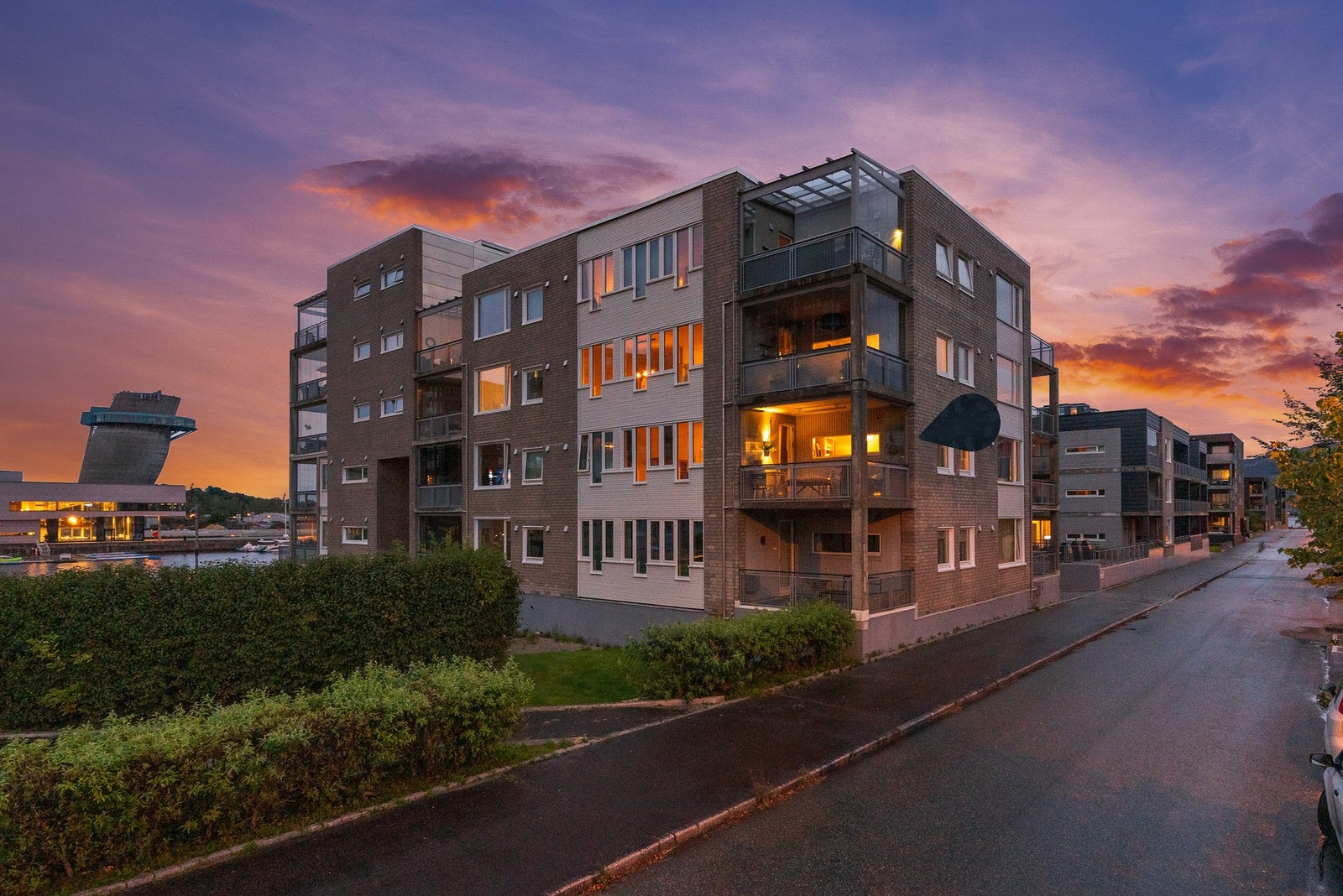 Dette er en moderne og gjennomført leilighet i et attraktivt og maritimt område, perfekt for deg som ønsker en kombinasjon av byliv, rekreasjon og gode kvaliteter i hjemmet. Galleribilde