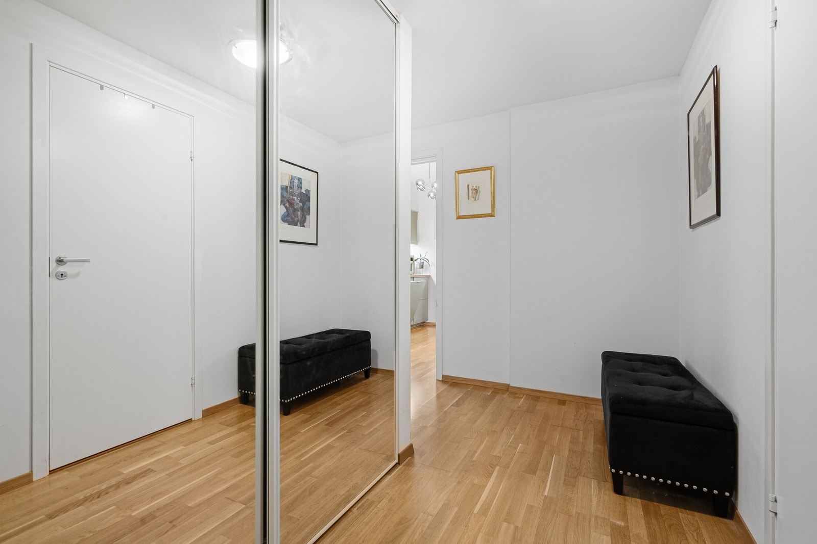 Romslig gang/entré. Tilkomst til innvendig bod for praktisk oppbevarming. Galleribilde