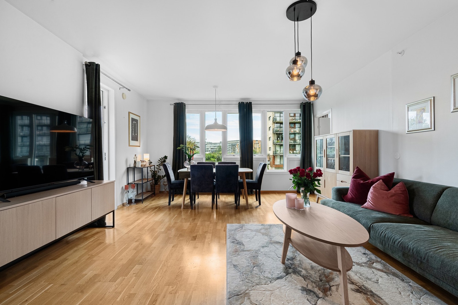Boligen har 3 gode soverom, to helflisede bad og eget vaskerom. Her bor du komfortabelt med gjennomtenkte løsninger som gjør hverdagen enklere. Galleribilde