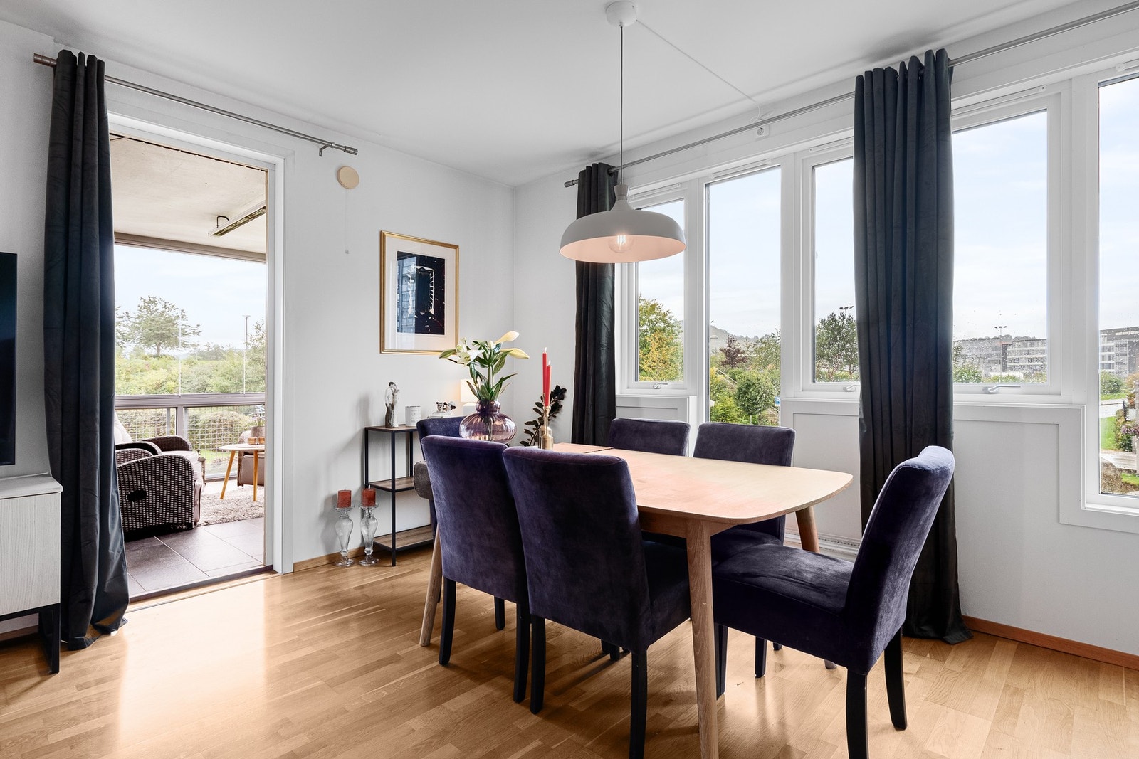 God plass til spisegruppe med stoler. Galleribilde