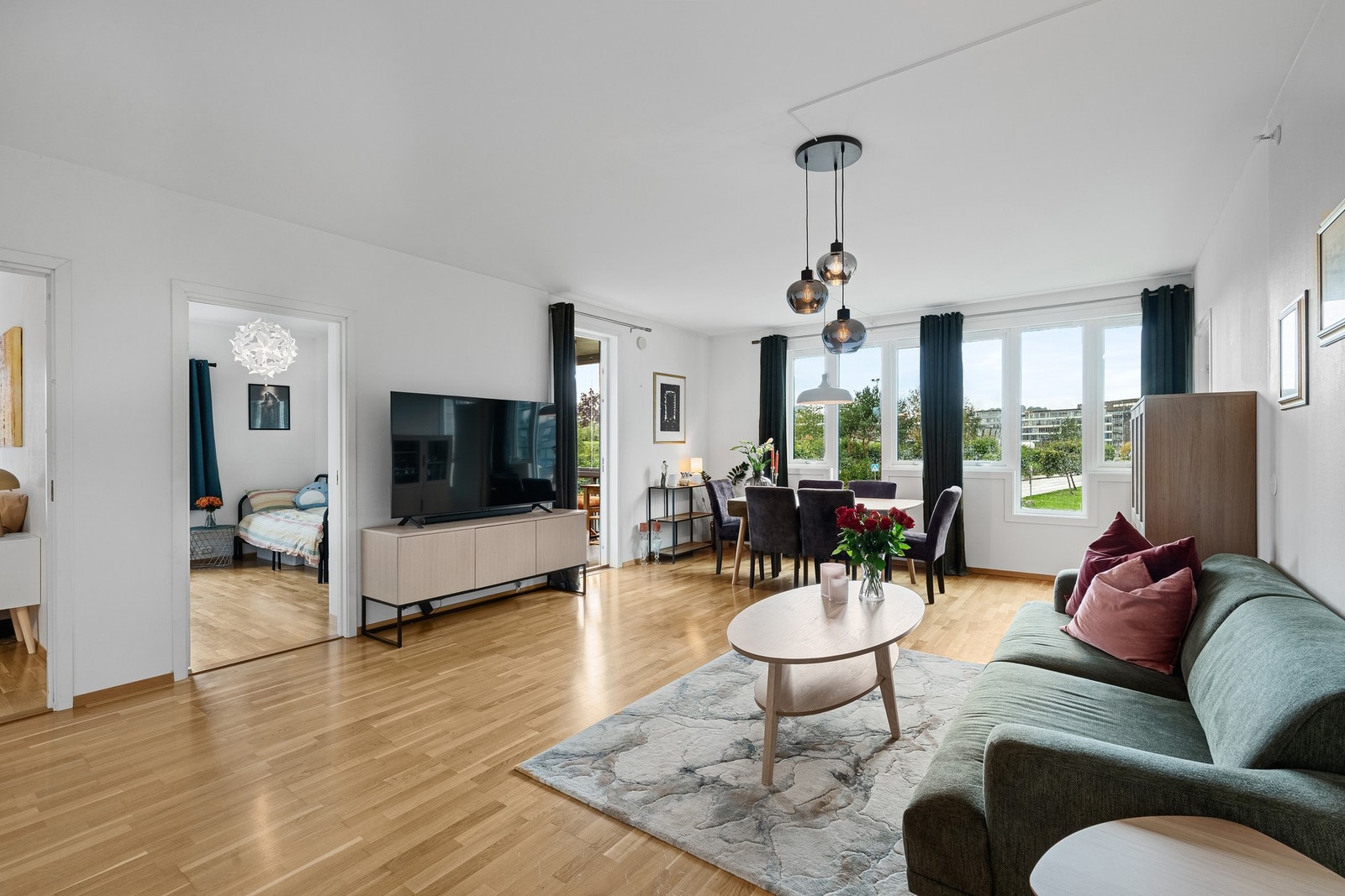 Leiligheten ligger i 2. etasje og byr på en lys og romslig planløsning med store vindusflater som slipper inn rikelig med dagslys. Galleribilde