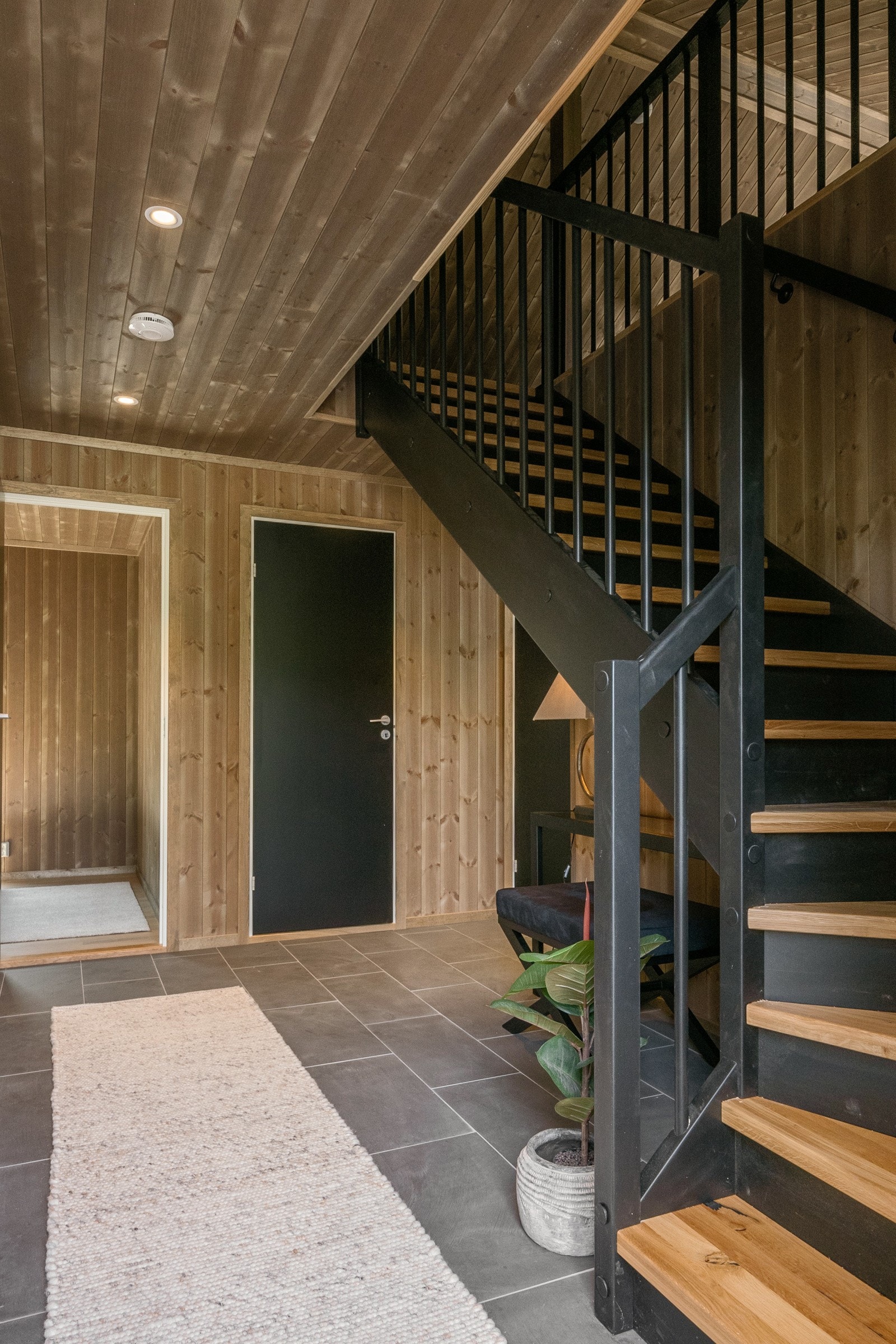 Fra entréen går trappen opp til hemsen. Galleribilde