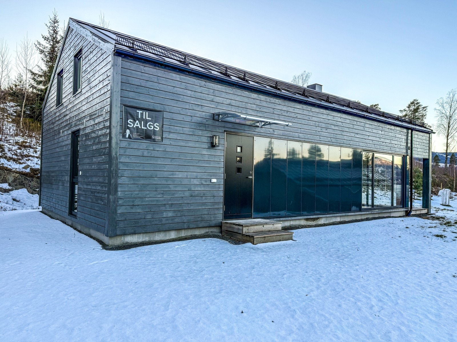 Hytta er en del av Kvitsand hyttefelt på Brøttum, ca. 15 minutter kjøring fra Lillehammer og Moelv. Galleribilde