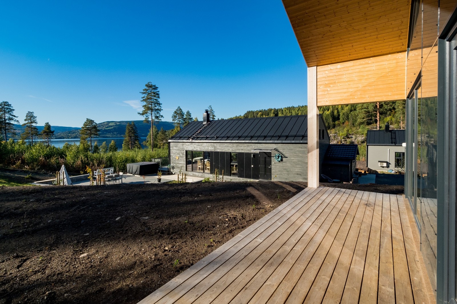Her kan du lage til en fin uteplass & nyte den flotte utsikten mot Mjøsa. Galleribilde