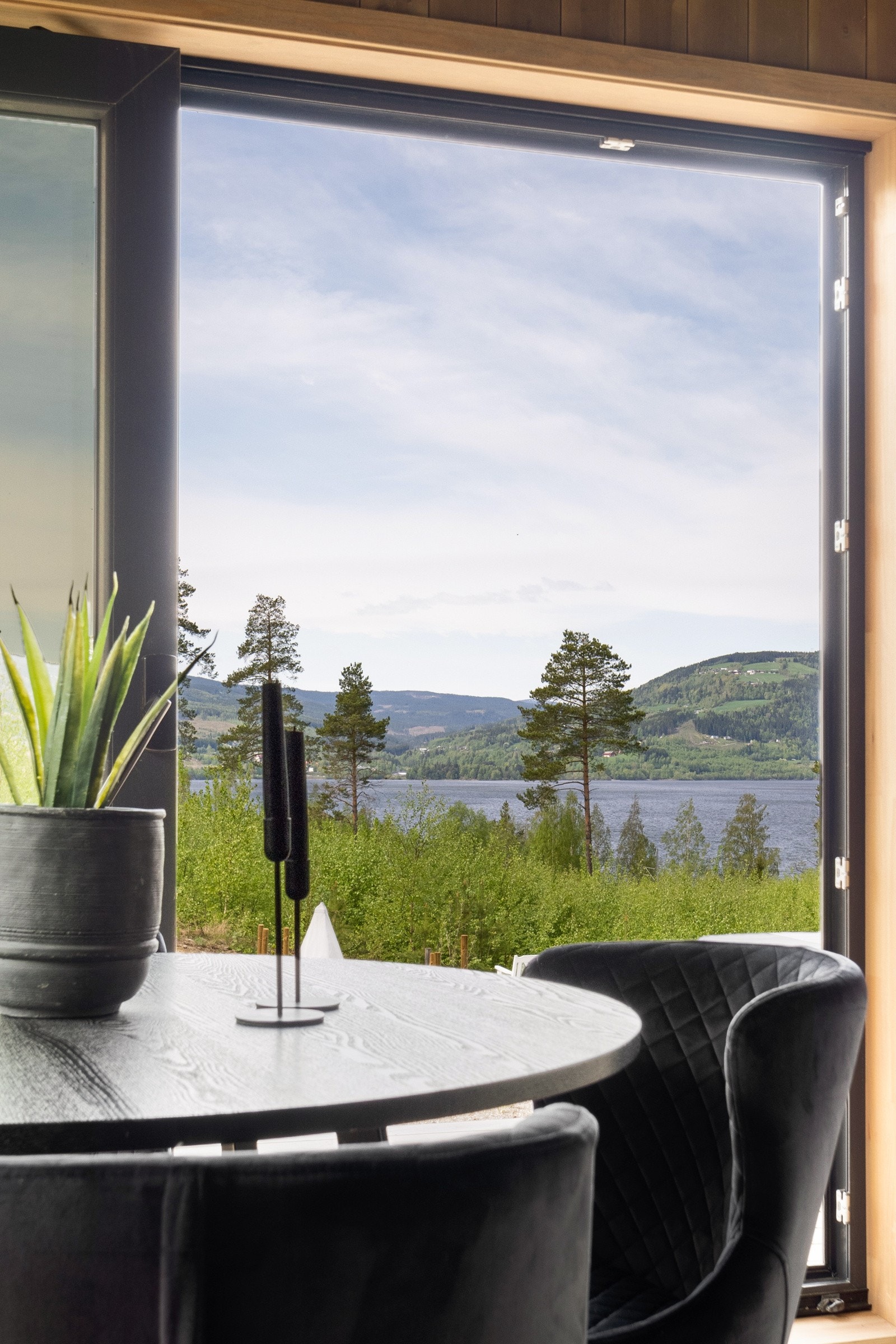 Her kan du nyte utsikten av Mjøsa mens du spiser frokost. Galleribilde