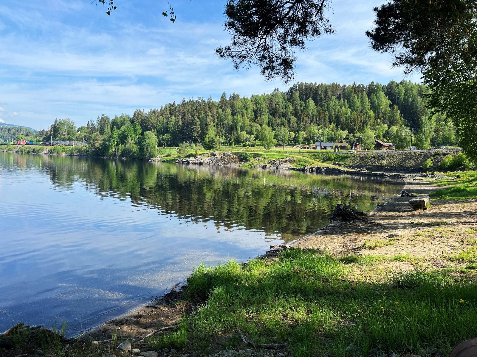 Du går ned til badeplassen på 5 minutter. Her er det også brygge med båtplasser som er mulig å leie. Galleribilde