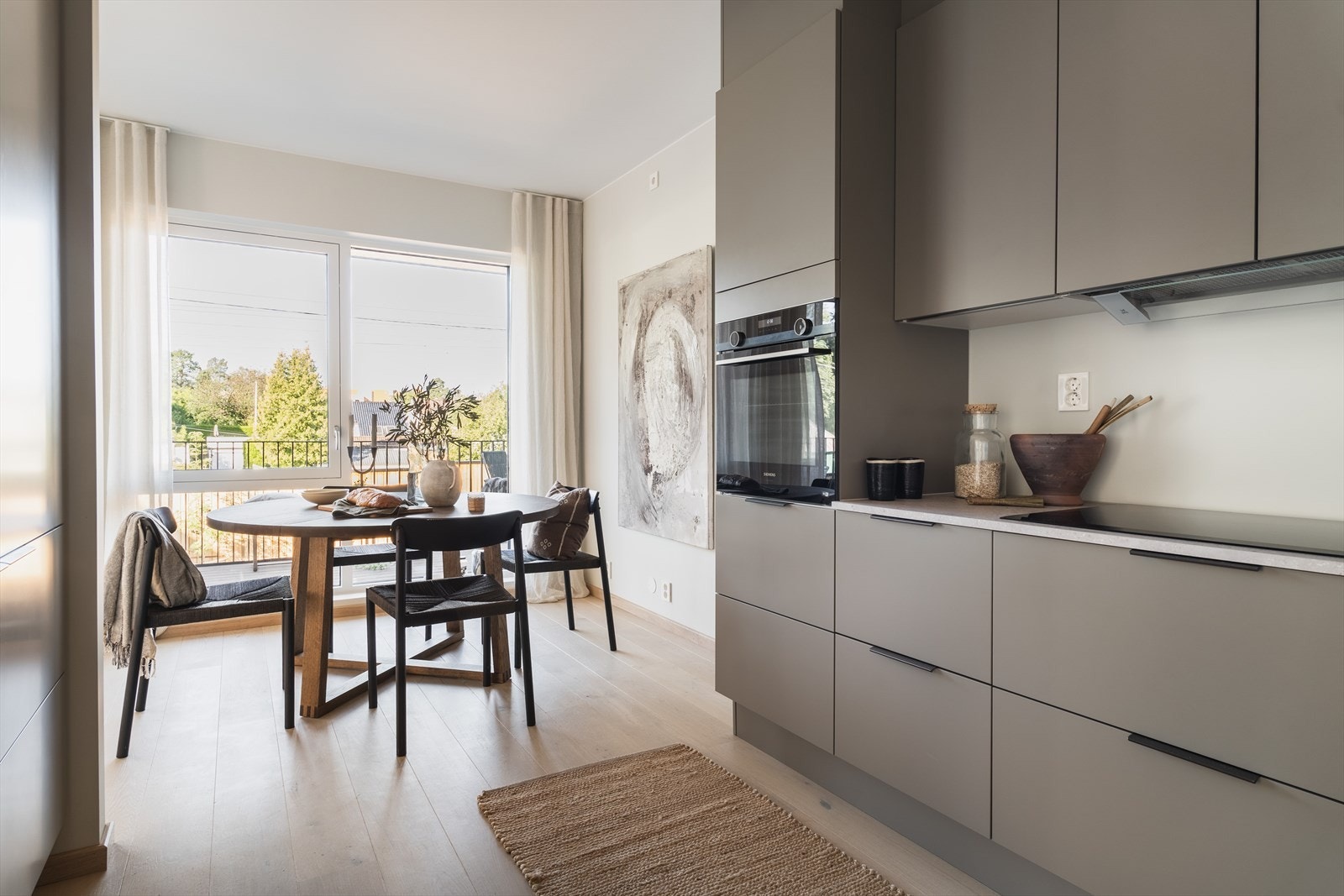 LED-belysningen under overskapene er både energieffektiv og praktisk! Galleribilde