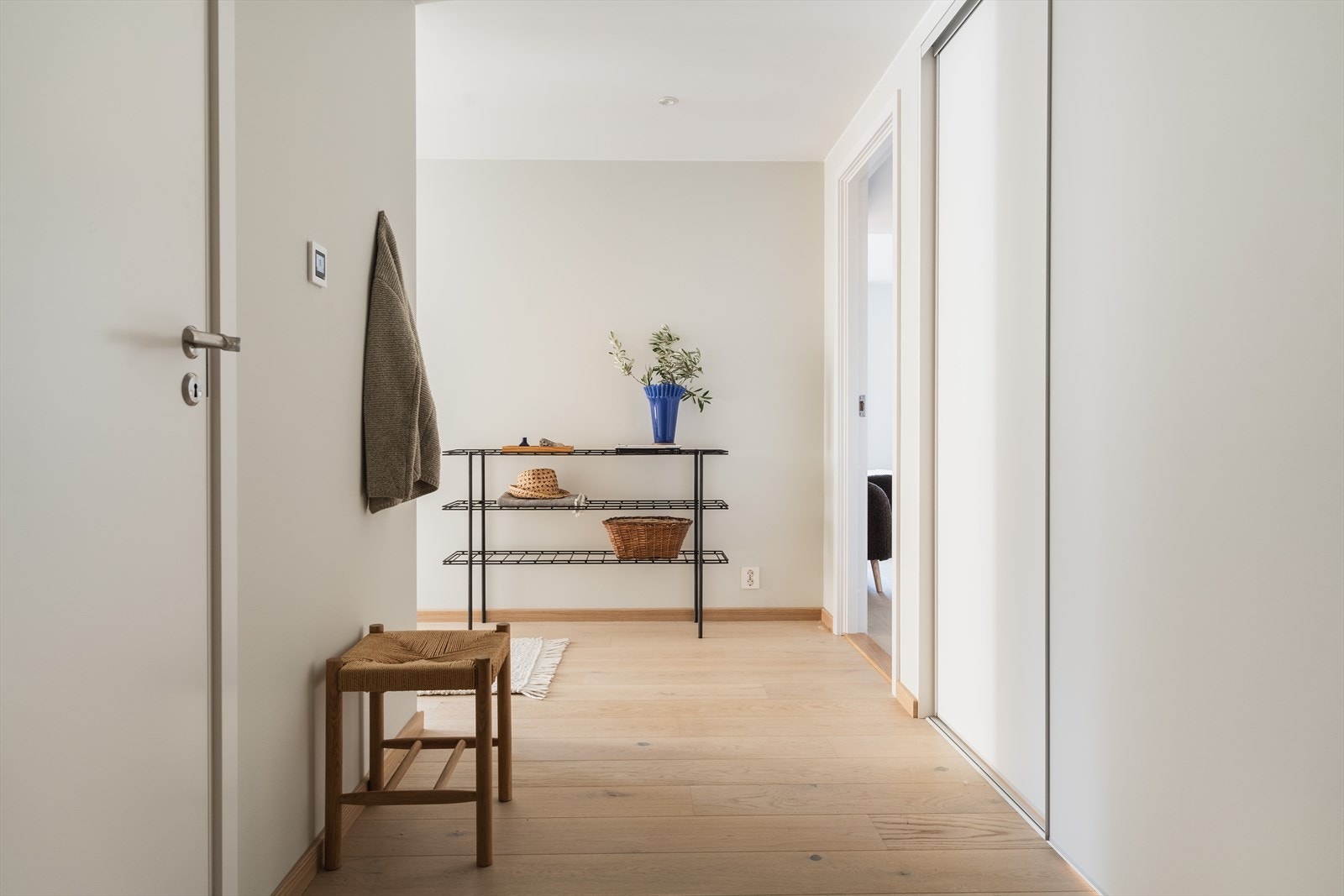 Leiligheten har en lys og innbydende entré Galleribilde