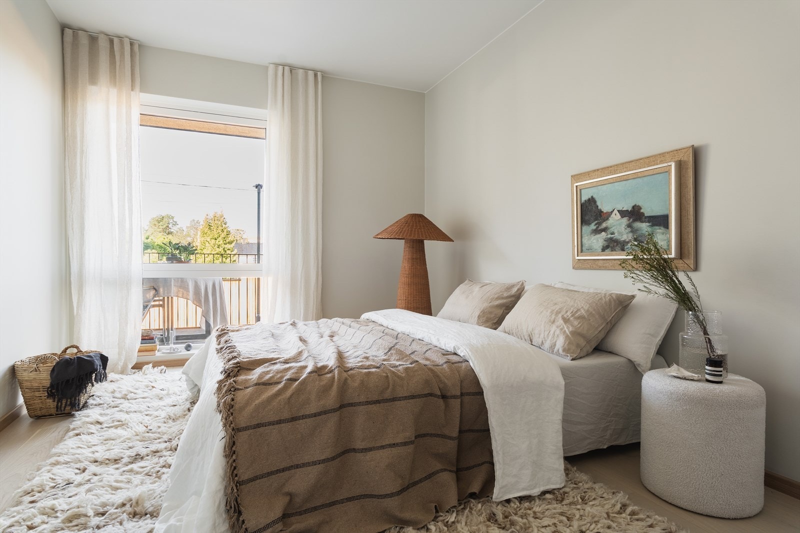 Leiligheten har tre gode soverom - ovedsoverommet har både walk-in garderobe og bad en-suite Galleribilde