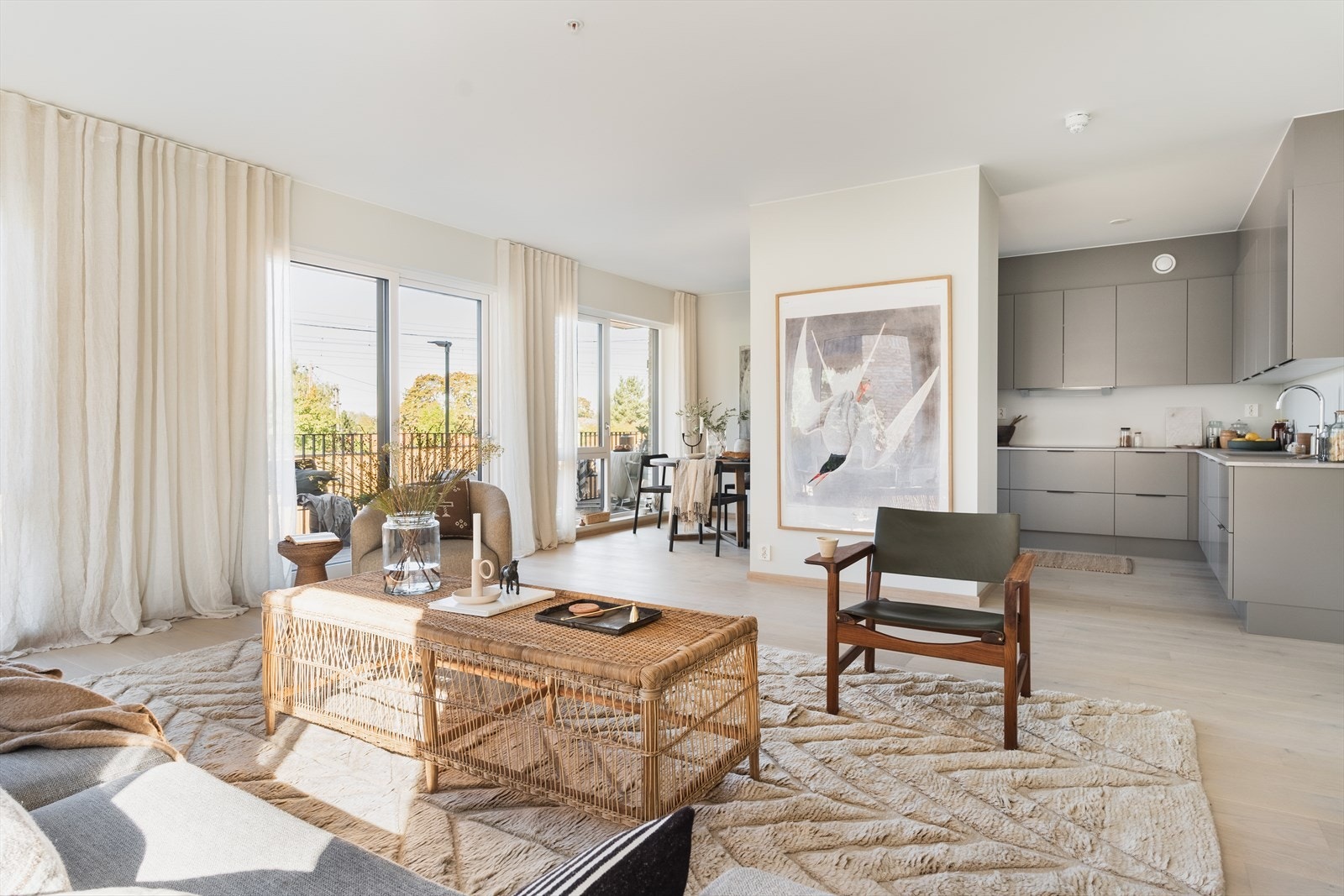 Leiligheten har store vindusflater som sikrer godt med naturlig lys Galleribilde