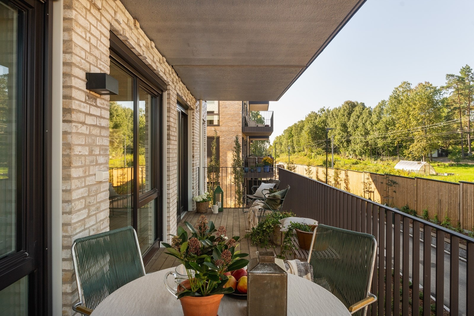 Den romslige balkongen kan deles inn i flere soner, og har god plass til både hyggelig spisebord og et loungesett Galleribilde