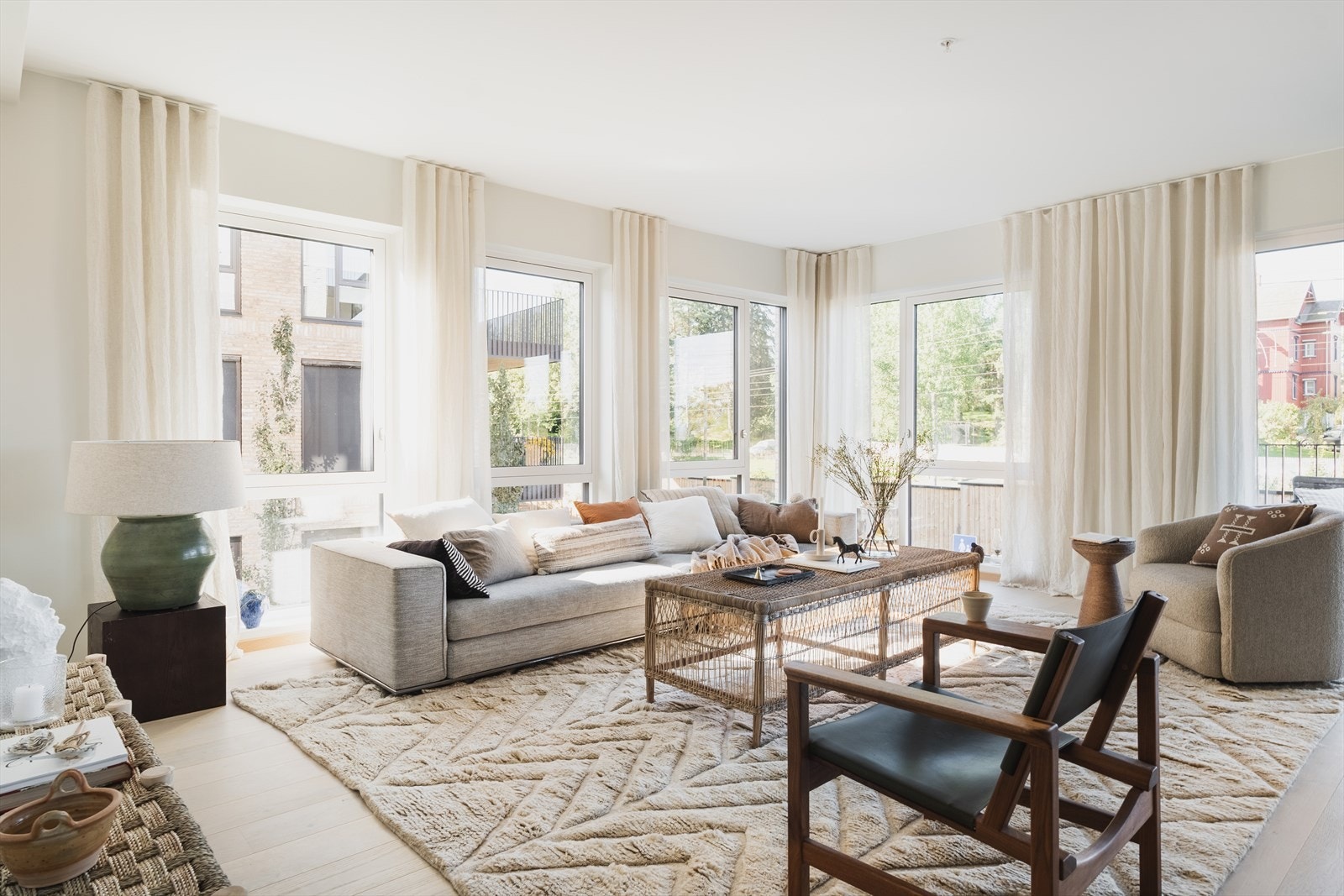 Det er godt med plass til sofaseksjon med tilhørende stuebord og mediemøblement Galleribilde